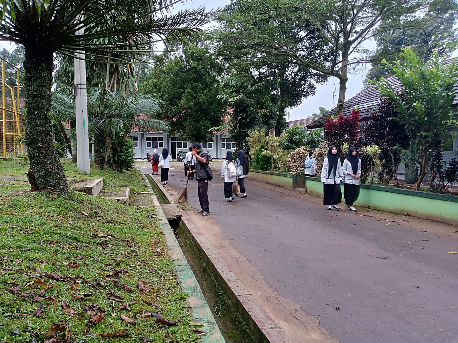 Sambut Pagi, Kegiatan Teknisi Kebersihan Menyapu Lingkungan MAN 2 Bogor