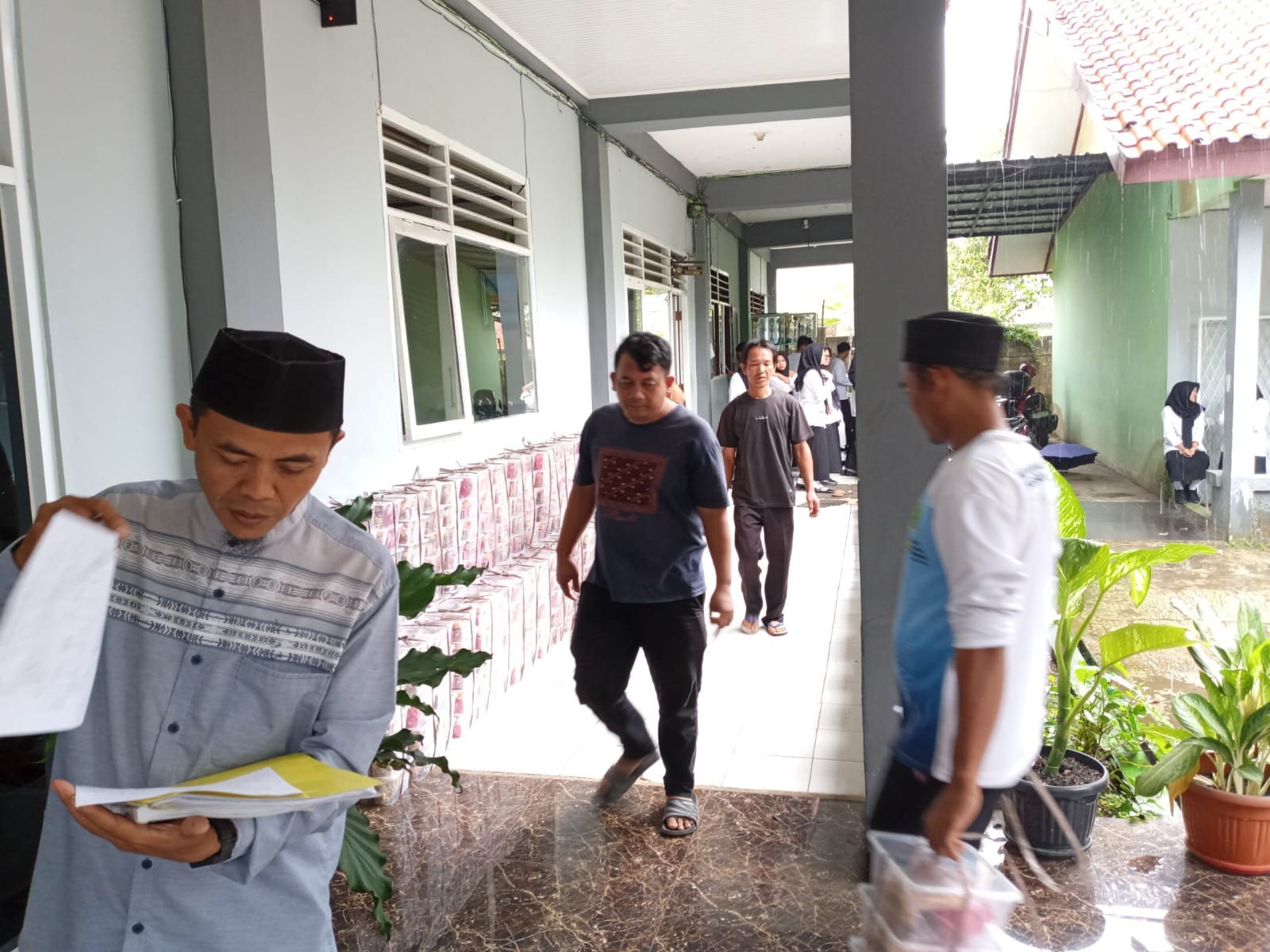 Kedatangan Tim SPPG yang Mengangkut MBG Tiba di MAN 2 Bogor