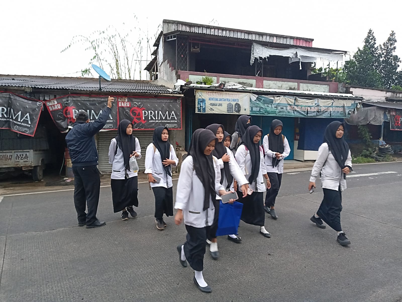 Rutinitas Satpam Menyebrangkan Siswa dan Warga MAN 2 Bogor