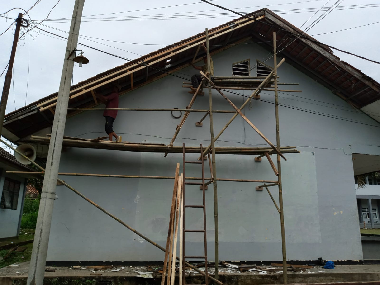 Pegawai Renovasi MAN 2 Bogor Memperbaiki Pelapon Kelas