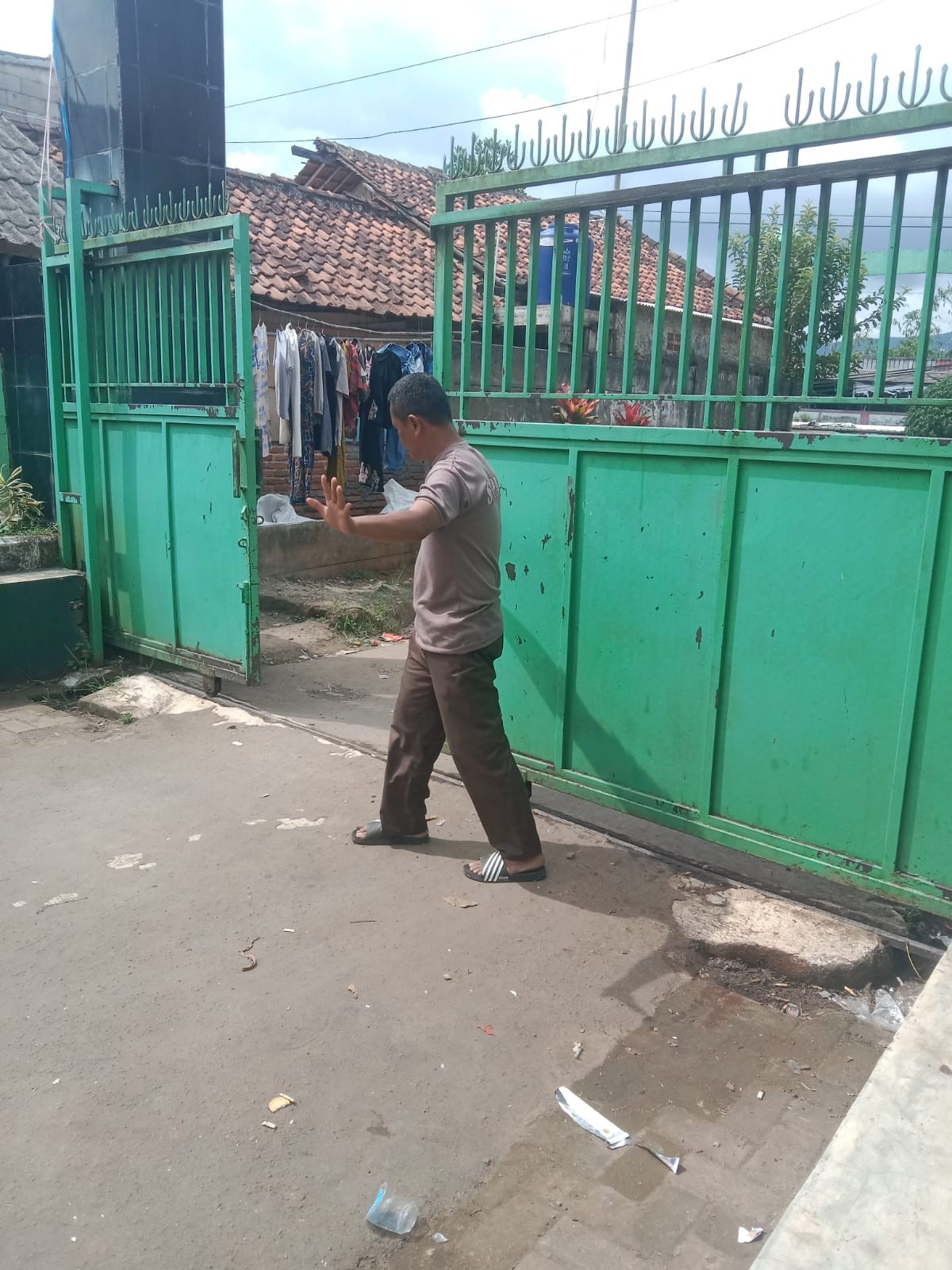 Petugas Keamanan Sekolah Tetap Siaga Menjalankan Tugas di Hari Libur