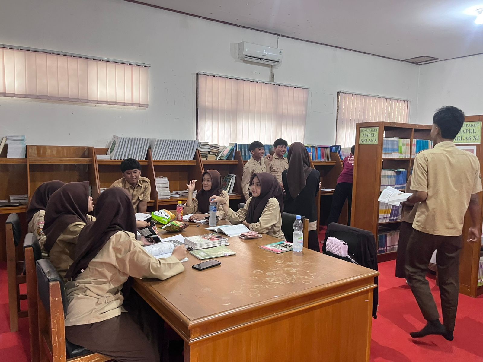 Persiapan Pembuatan Video Angkatan, Siswa Kelas XII MAN 2 Bogor Berkumpul di Perpustakaan
