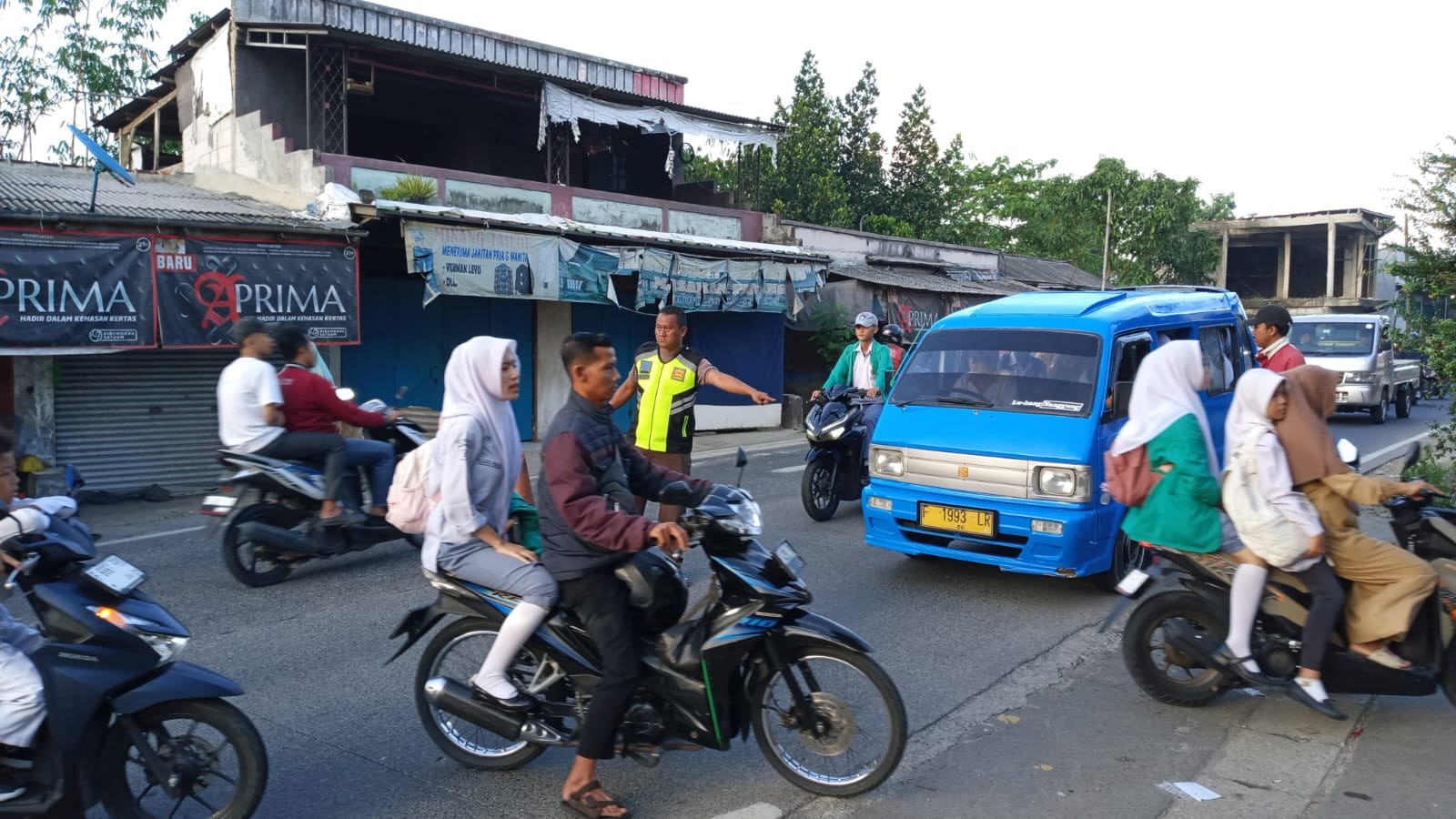 Senyum di Balik Seragam: Cerita Satpam Madrasah Menjaga Keselamatan Siswa