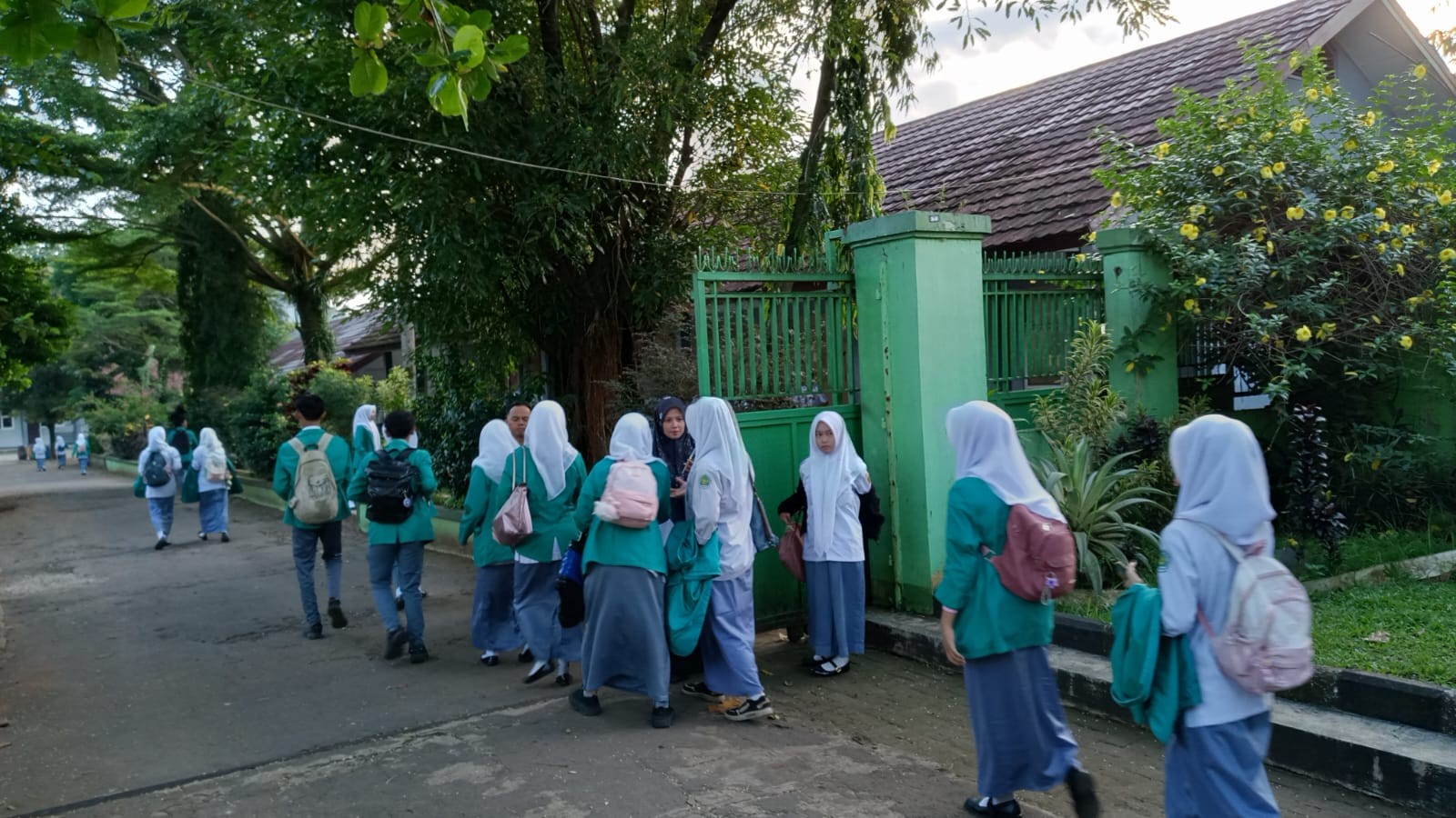 Senyum Pagi Guru Piket: Energi Positif untuk Memulai KBM di MAN 2 Bogor