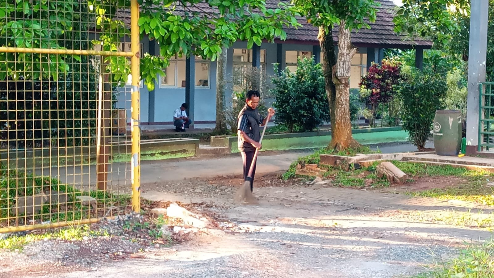 Embun, Doa, dan Sapu Lidi: Potret Setia Sang Pembersih Madrasah