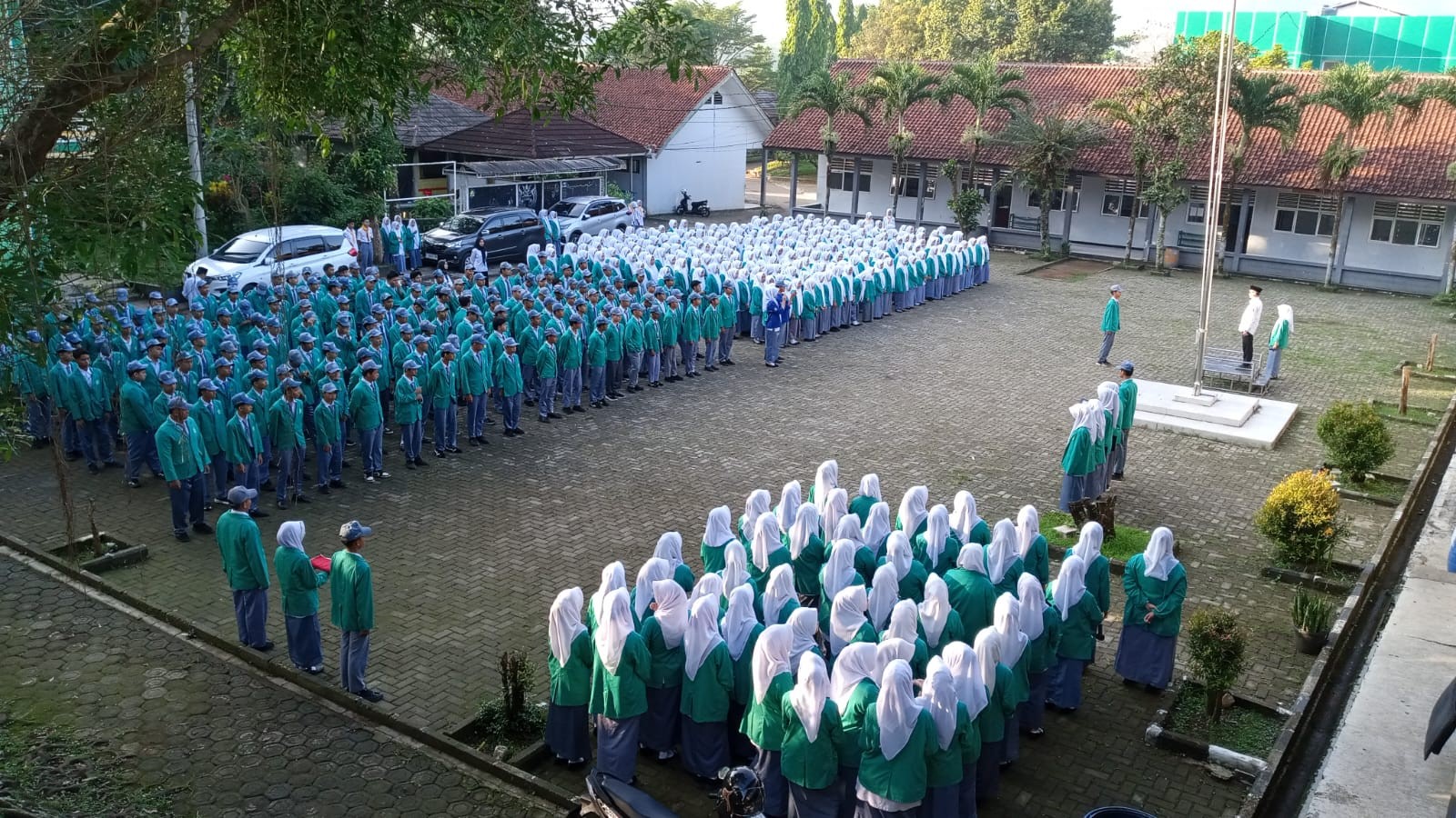 Upacara Hari Senin: Sarana Pembentukan Karakter dan Kedisiplinan Siswa Madrasah