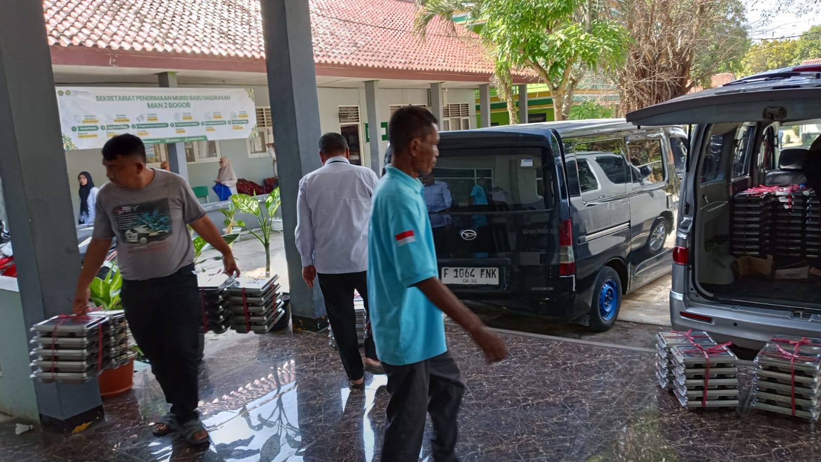 Langkah Sigap: Proses Penurunan Boks Nutrisi di Madrasah Demi Kesehatan Siswa