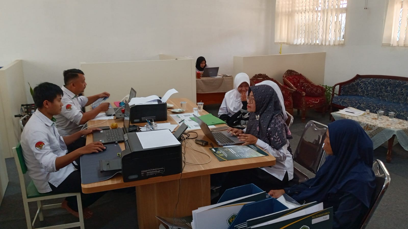 Lebih Dekat dan Responsif, Cara Panitia PPDB Memberikan Kenyamanan bagi Wali Murid