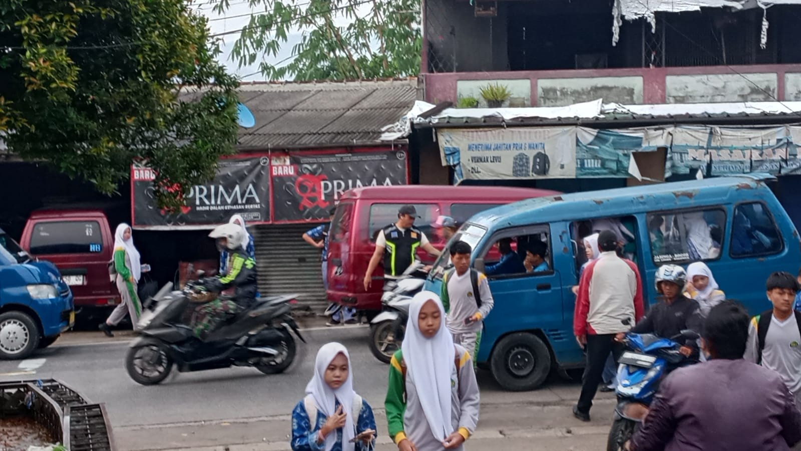 Garis Putih Harapan Menjaga Setiap Langkah Siswa Menuju Madrasah