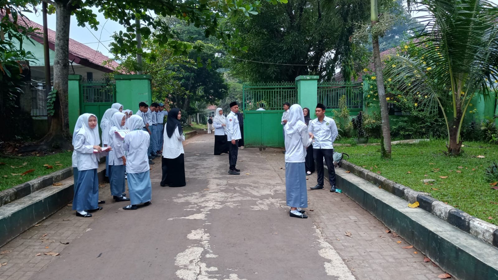 Menyemai Berkah di Pagi Hari  Hangatnya Sapaan Guru Piket