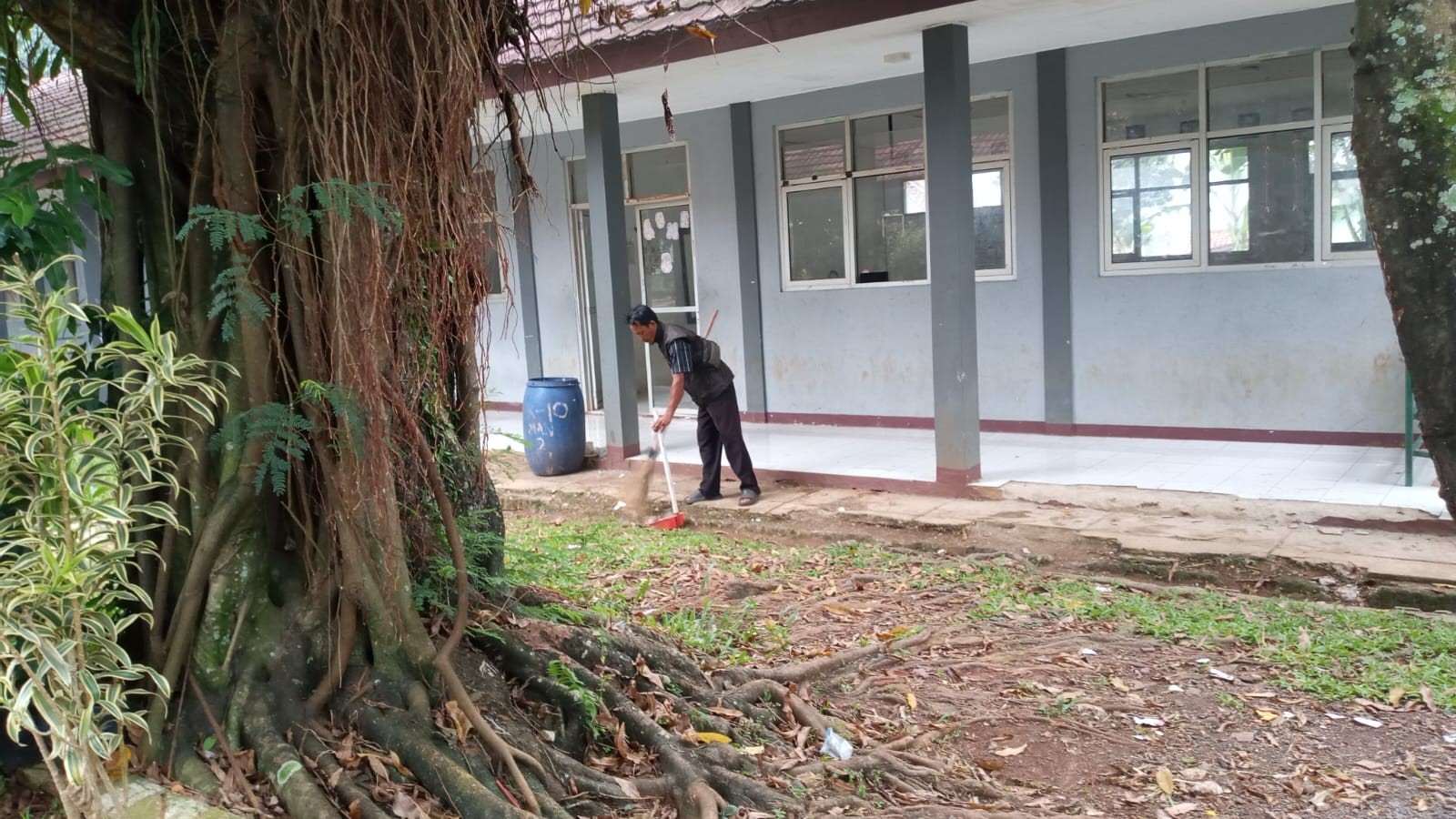 Suara Sapu di Kala Fajar Bagaimana Ia Menjaga Wajah Madrasah Kita
