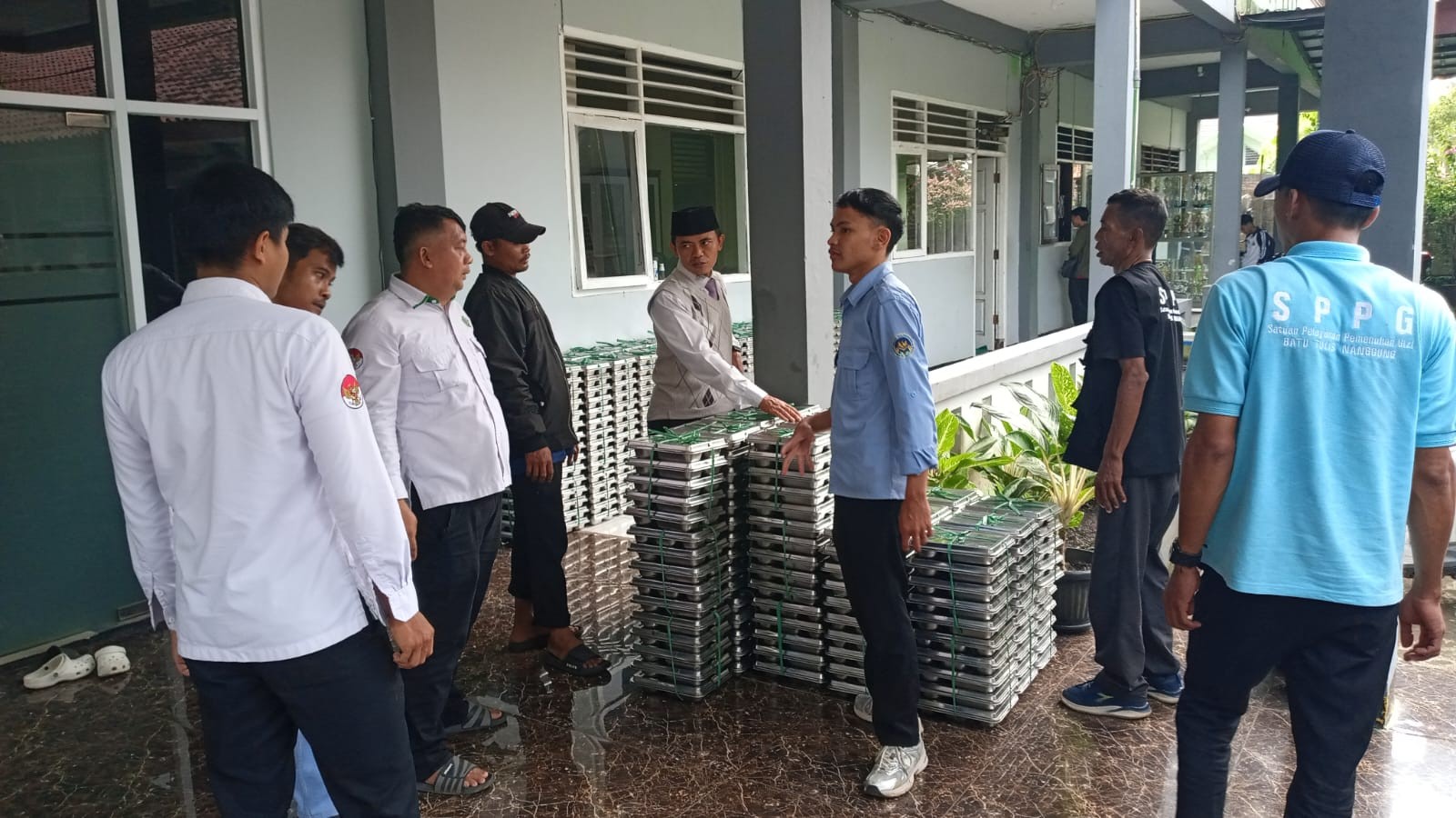 Energi untuk Masa Depan Momen Penurunan Boks Makanan Bergizi di Madrasah
