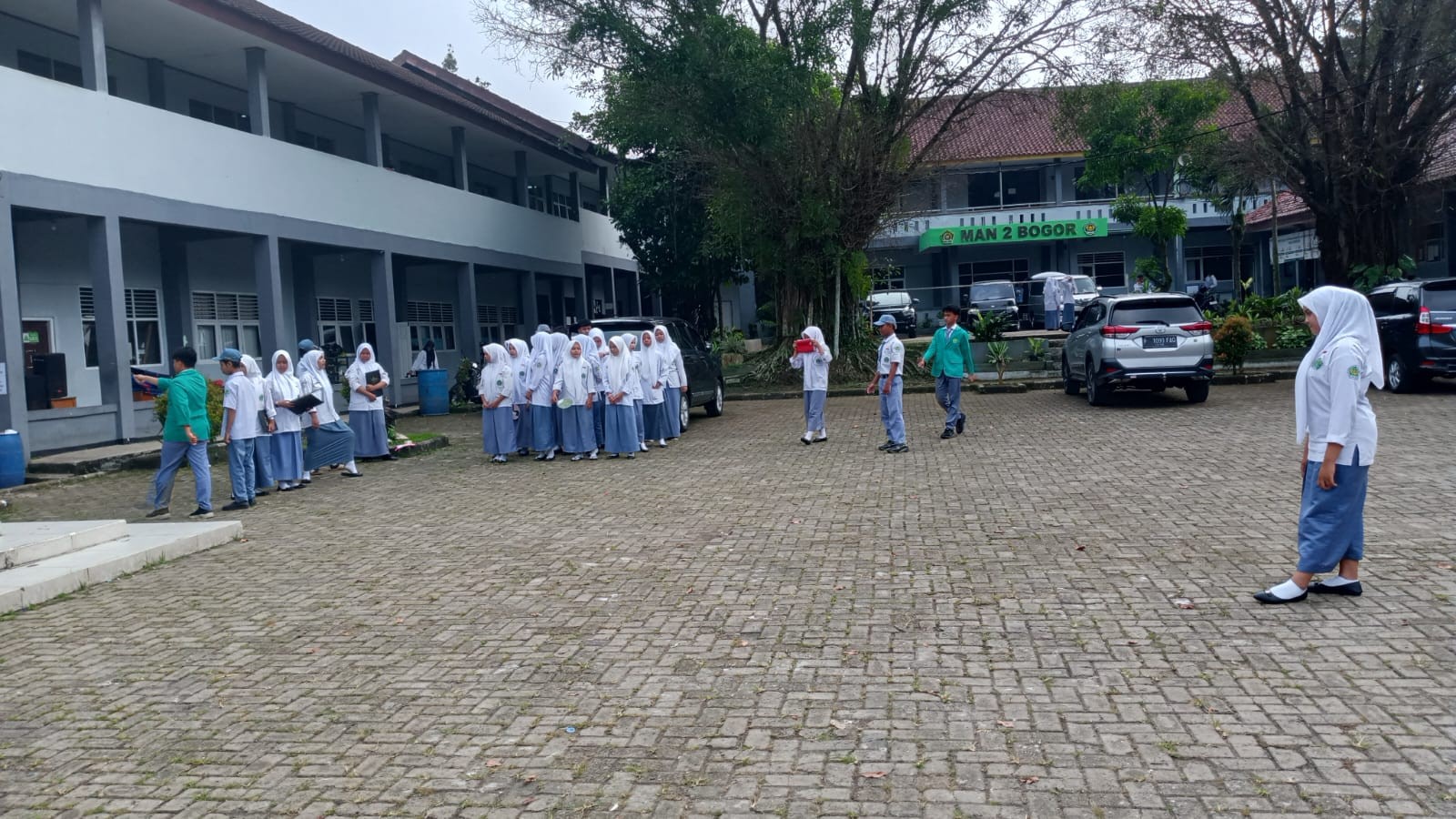 Latihan Upacara Kelas XI-I Tingkatkan Disiplin dan Kekompakan Siswa