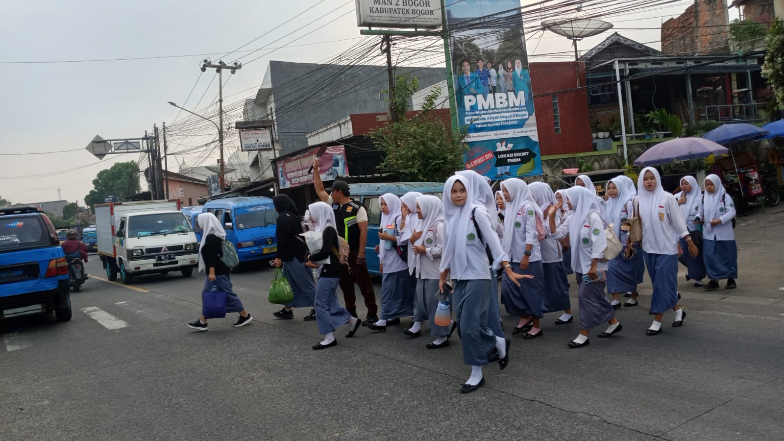 Penjaga Setia Wujud Ketulusan di Garis Zebra saat jam pulang sekolah