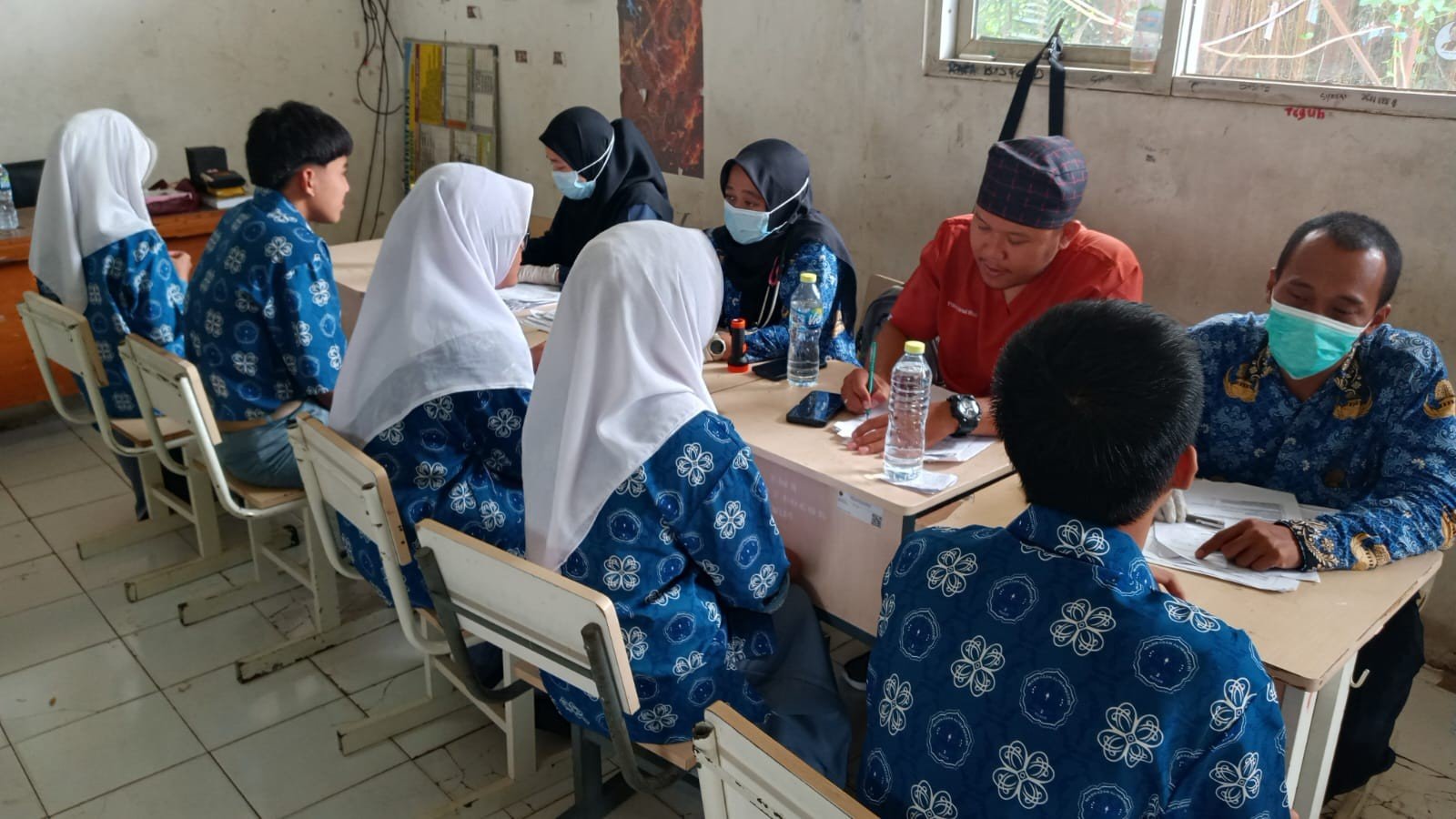 Jaga Kesehatan Generasi Muda, Tim Medis Puskesmas Leuwisadeng Sambangi MAN 2 Bogor