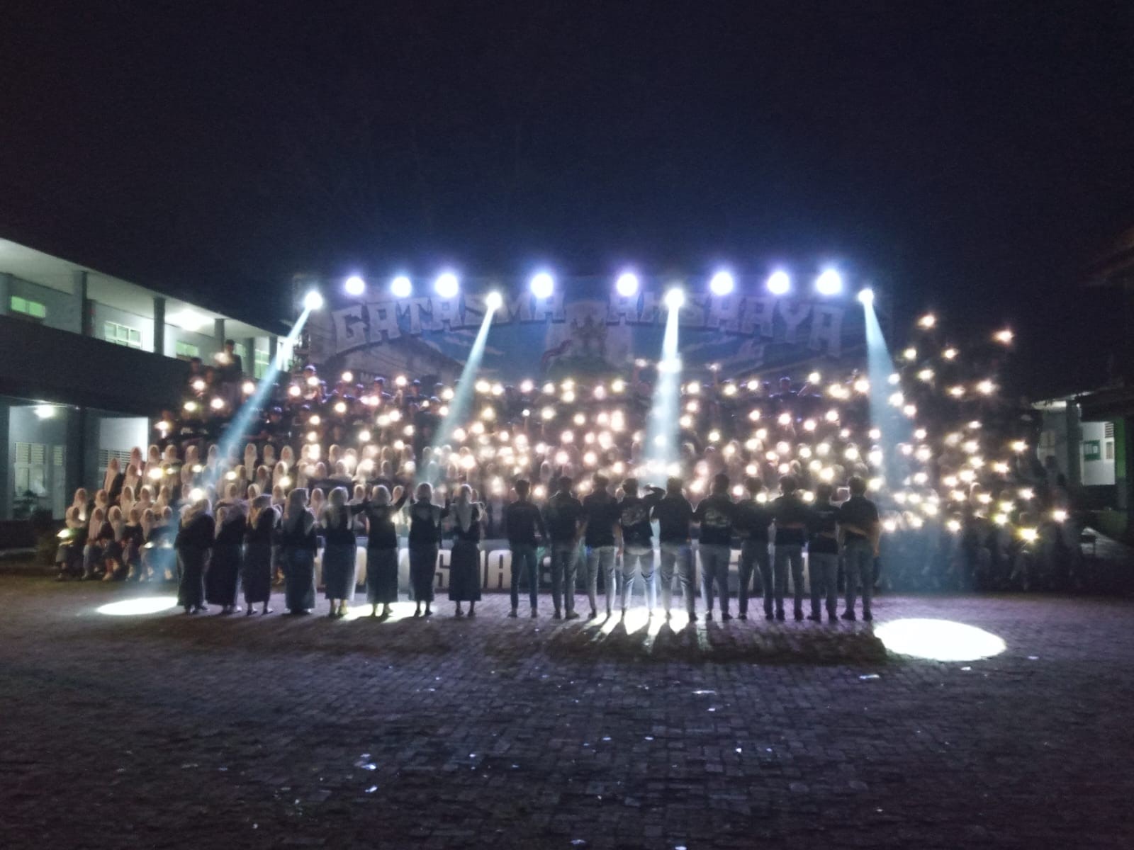 Malam Minggu Semarak, Siswa Kelas XII MAN 2 Bogor Gelar Pemotretan