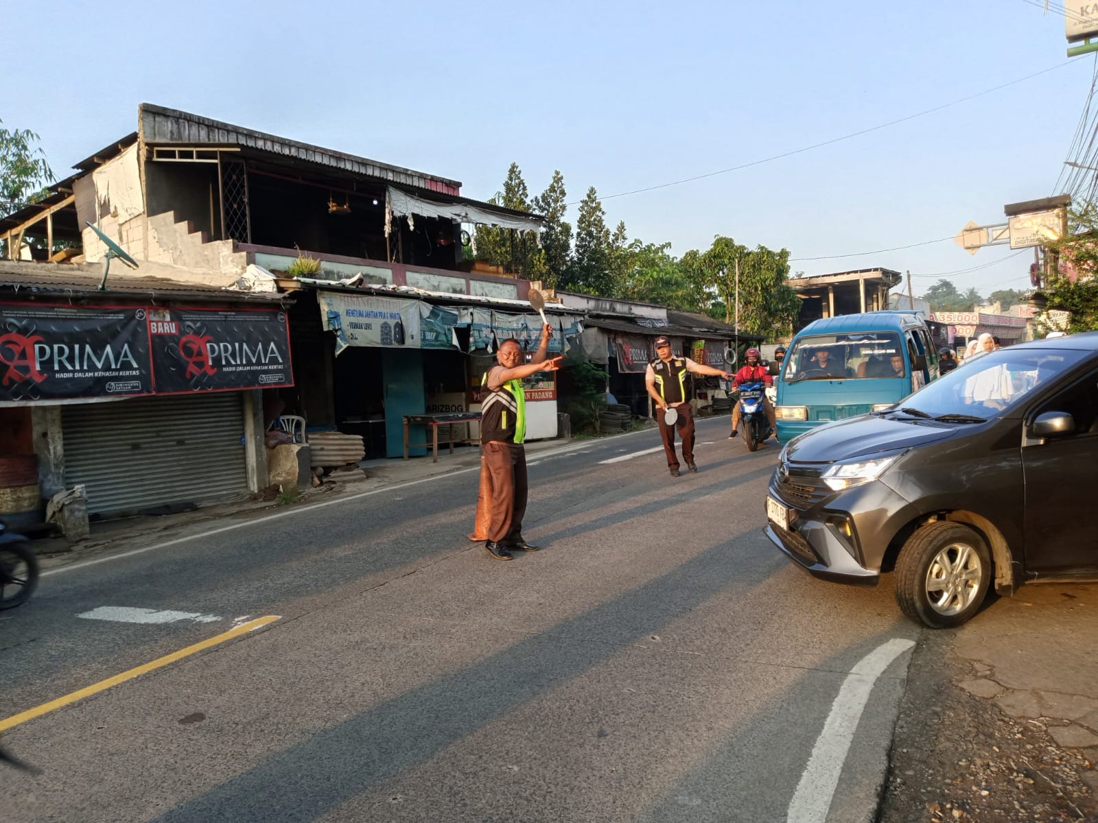 Dedikasi Tanpa Batas, Satpam MAN 2 Bogor Prioritaskan Keselamatan Siswa di Jalan Raya