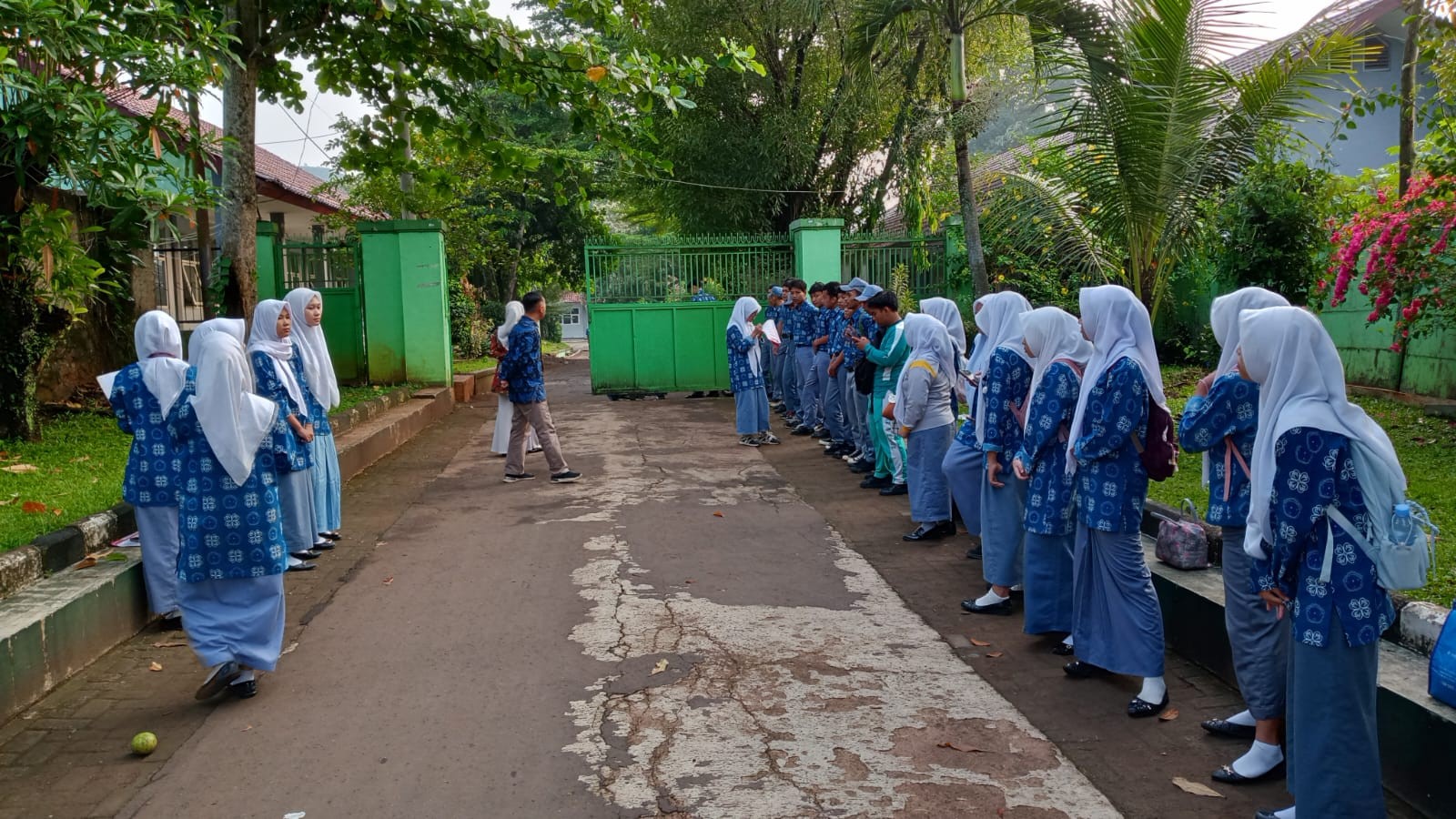 Membangun Karakter Sejak Pintu Gerbang: Budaya Sapa Pagi Guru Piket MAN 2 Bogor