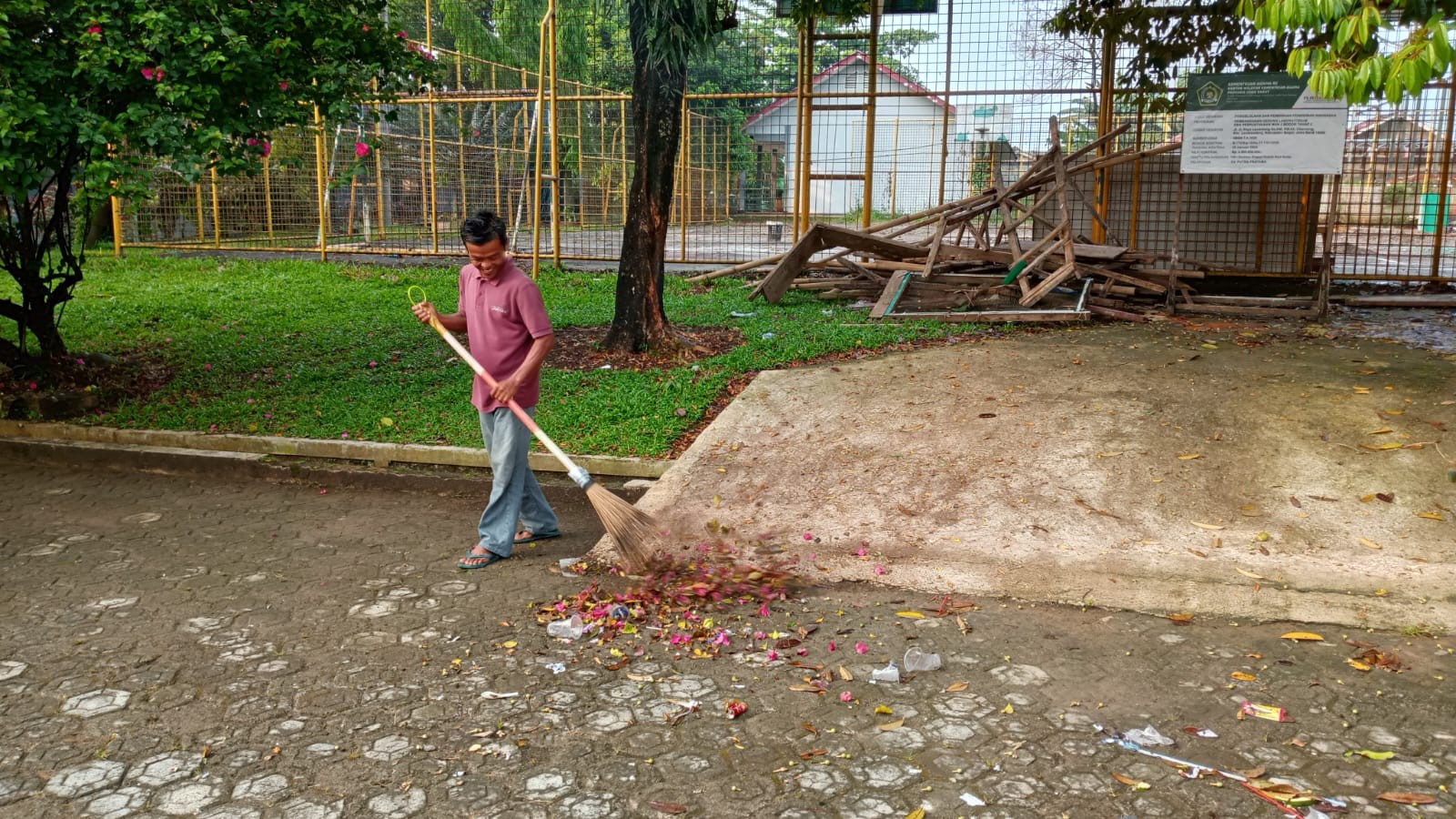 Aksi Nyata Petugas Kebersihan dalam Menjaga Keasrian Lingkungan MAN 2 Bogor