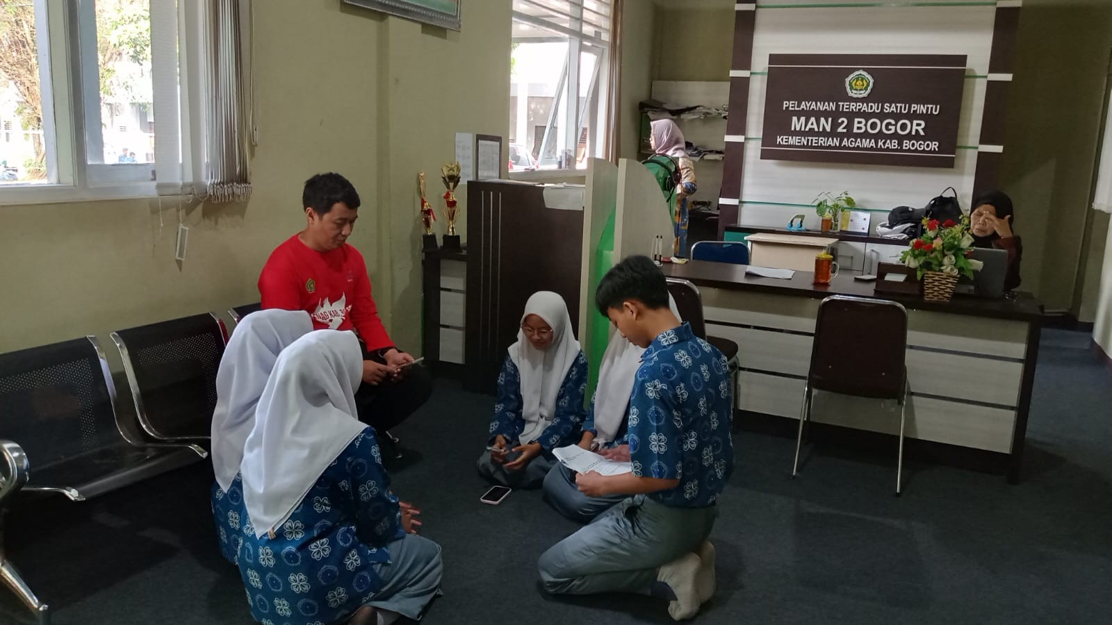 Cerita di Balik Administrasi: Wawancara Siswa tentang Perjuangan Kepala TU MAN 2 Bogor