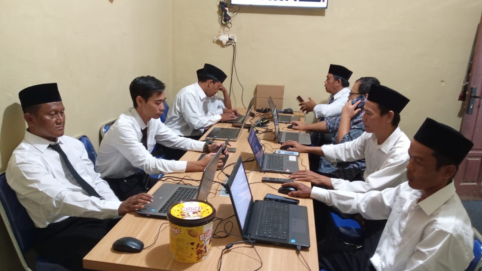 Delapan Pegawai PPPK MAN 2 Bogor Ikuti Sosialisasi Bangkom via Zoom Meeting