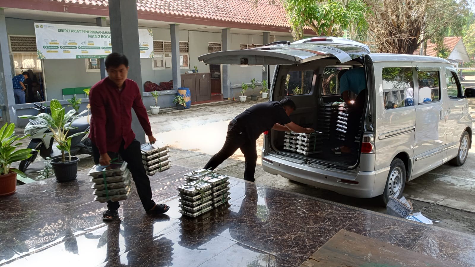 Kolaborasi Efektif: Tim Cepat MAN 2 Bogor Kelola Penurunan Boks Makanan dari Mobil SPPG.
