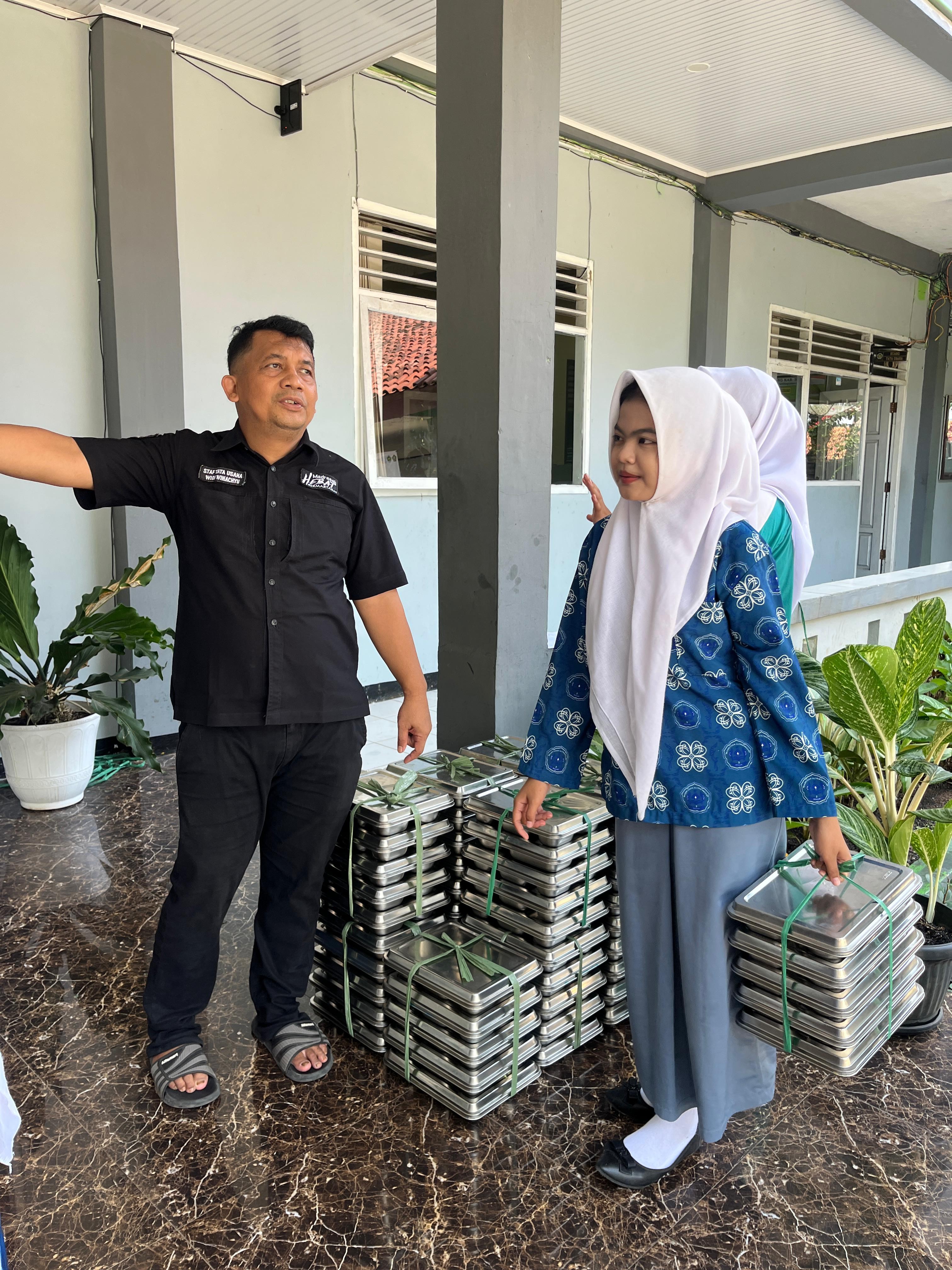 Penyaluran MBG di MAN 2 Bogor Berlangsung Tertib dan Lancar