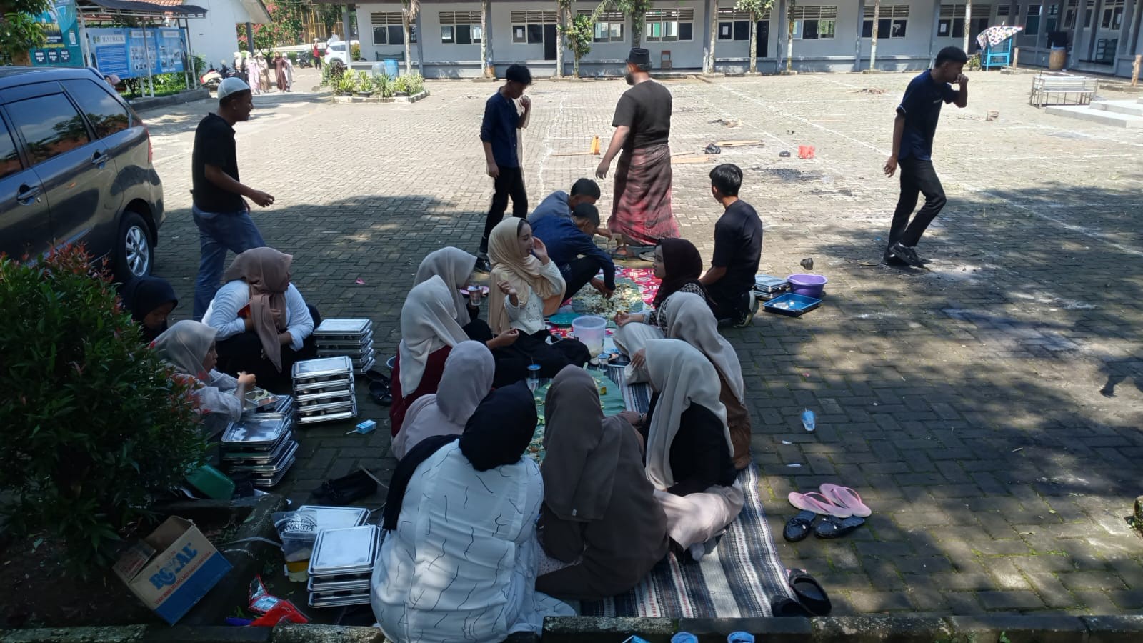 Lepas Penat Usai Lomba Siswa Gelar Makan Liwet 
