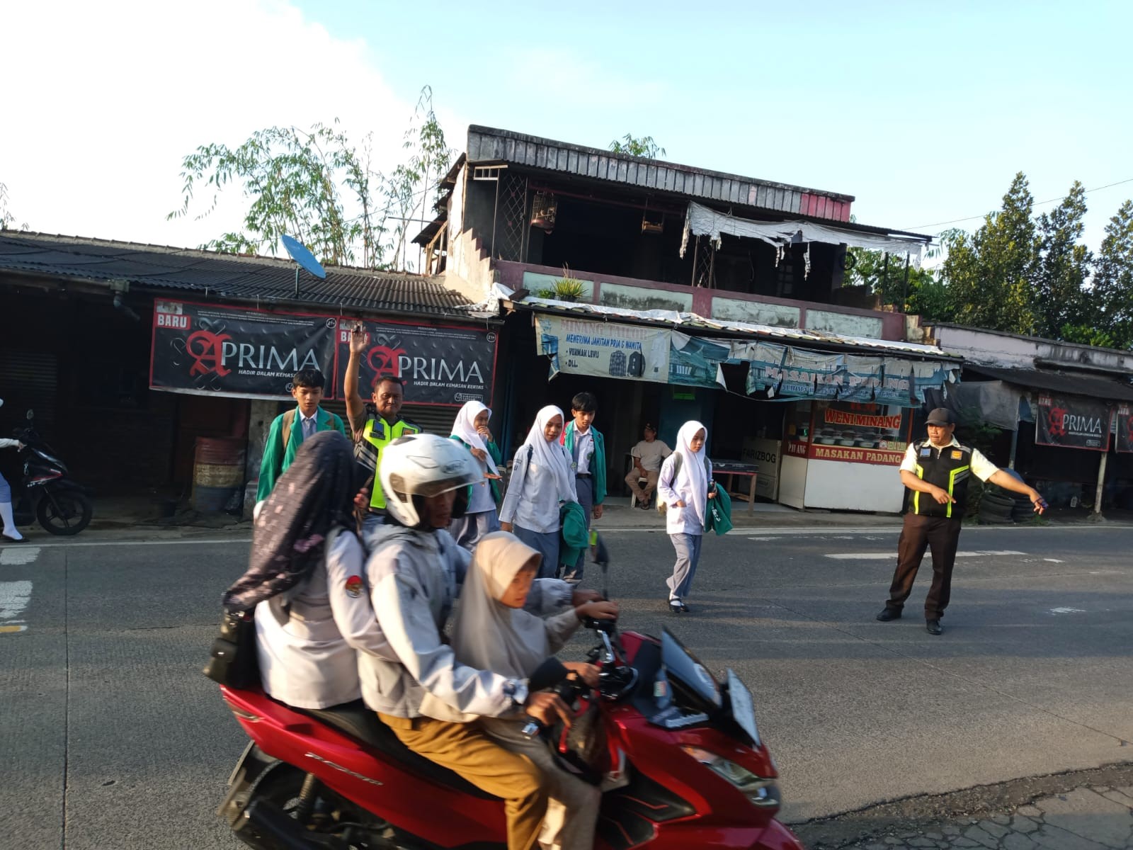 Satpam Menjalankan Rutinitas Menyebrangkan Awal Masuk Pasca Libur Idul Fitri
