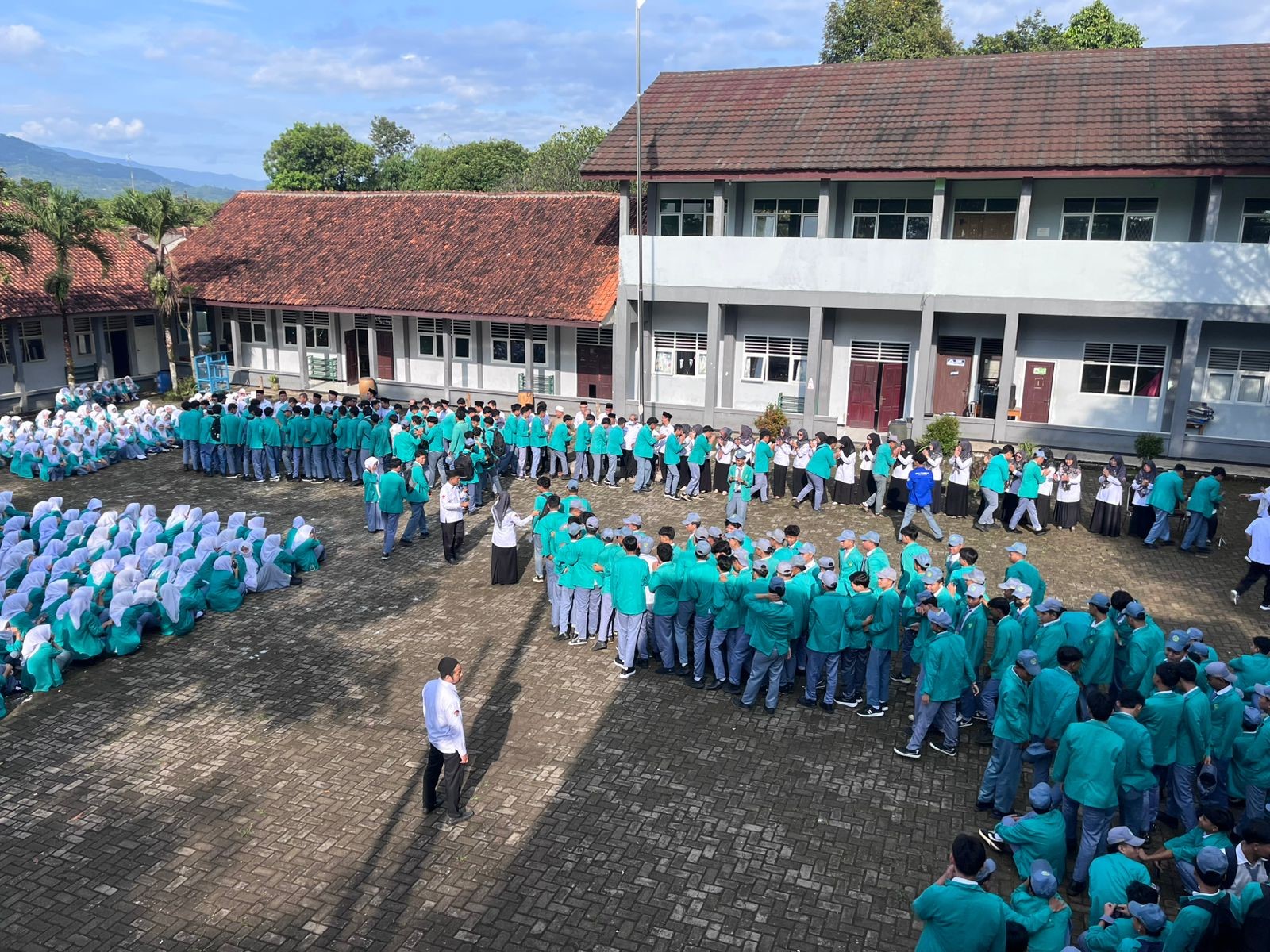 Halal Bihalal Siswa dan Guru MAN 2 Bogor Berlangsung Khidmat dan Penuh Kebersamaan