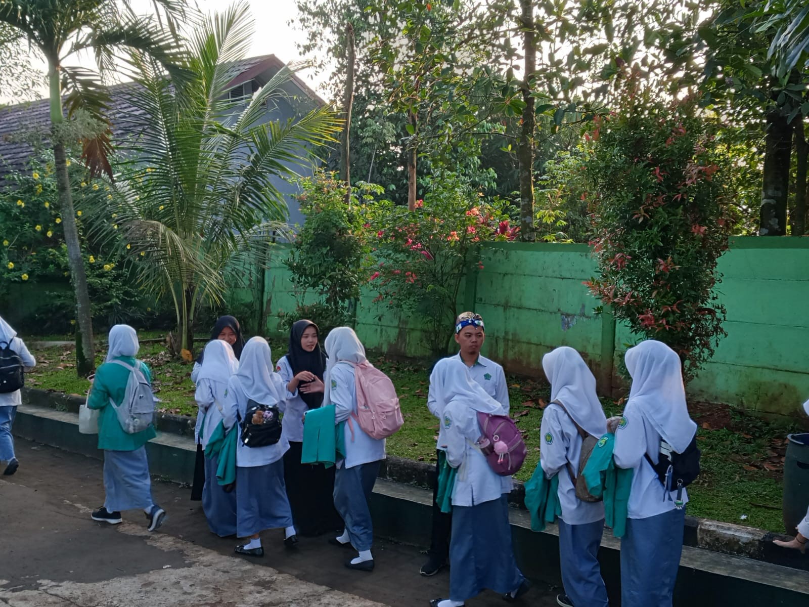 Semangat Pagi Guru Piket Menyambut Siswa Pasca Libur Idul Fitri di MAN 2 Bogor