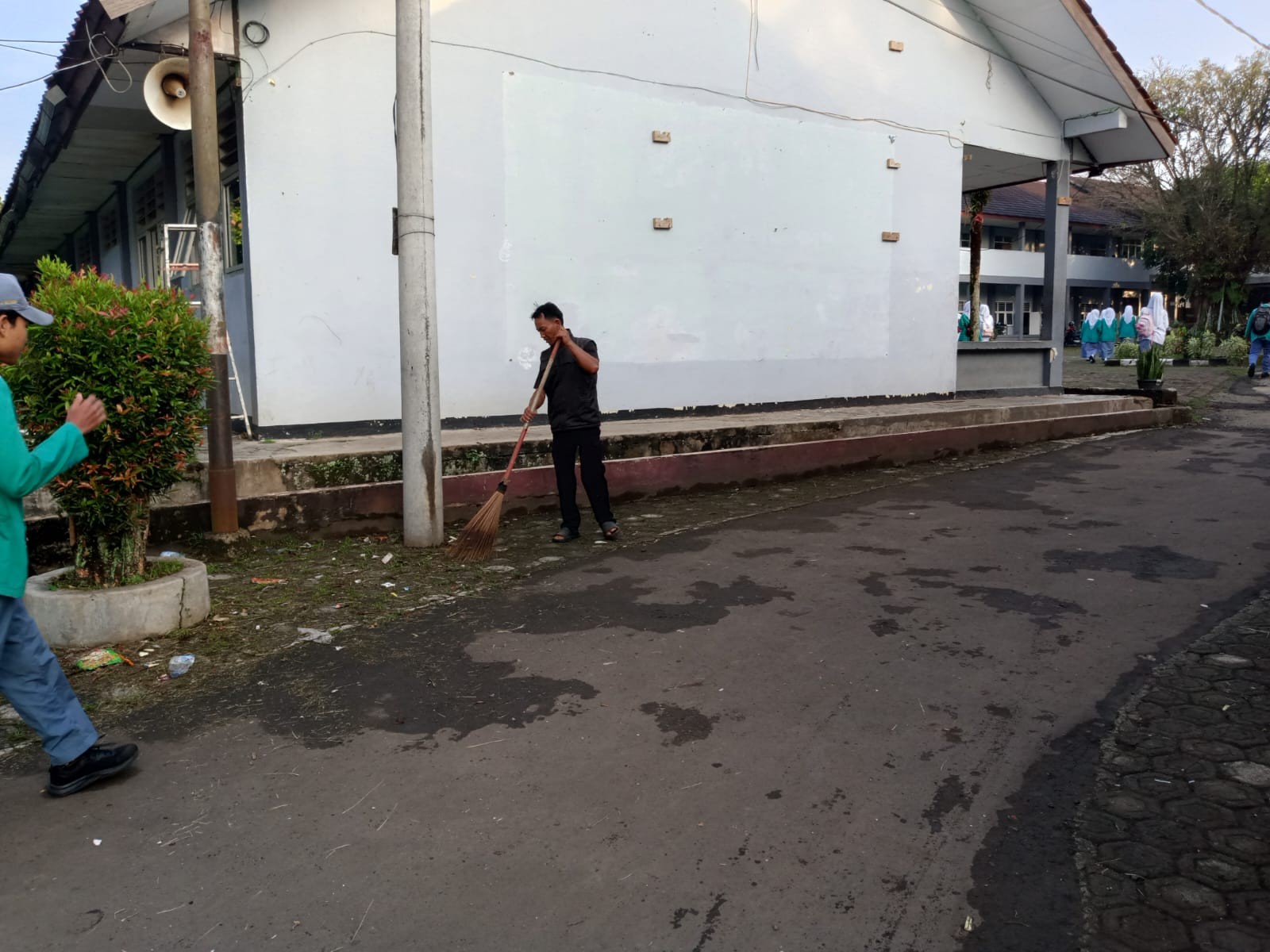 Pasca Idul Fitri, Staf Kebersihan Tunjukkan Dedikasi Jaga Kebersihan Madrasah