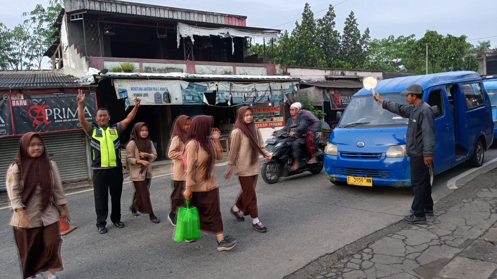 Sinergi Keamanan: Aksi Sigap Dua Satpam Madrasah Layani Siswa dan Warga