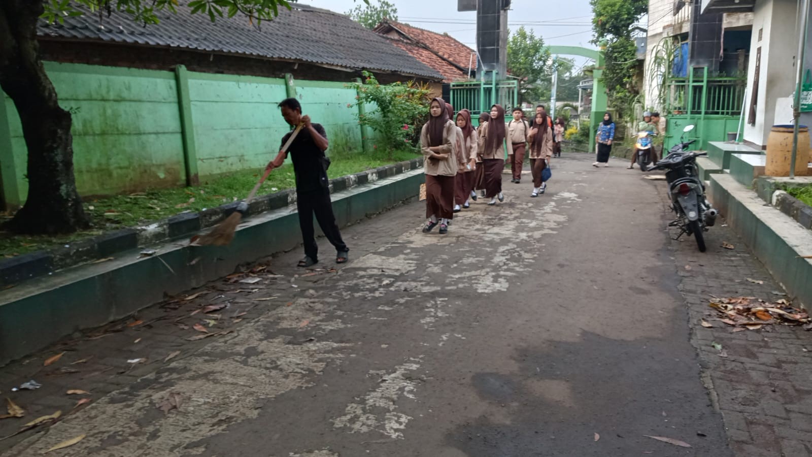 Di Balik Kenyamanan Belajar Apresiasi Tinggi bagi Petugas Kebersihan Madrasah