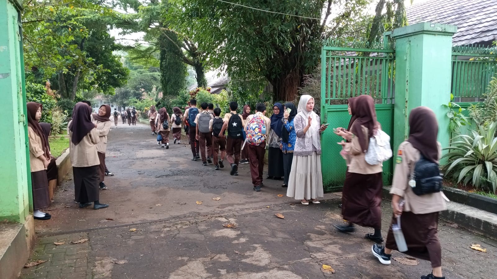 Perkuat Karakter Religius, Guru Piket Istiqomah Sambut Kehadiran Siswa Setiap Pagi