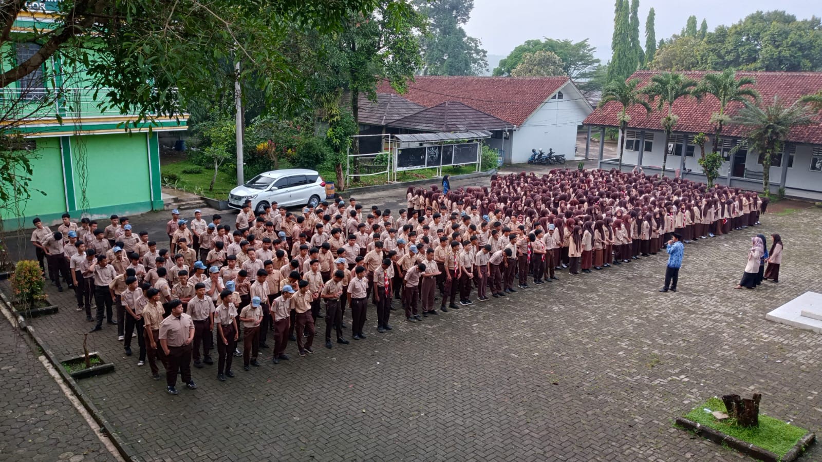 Lapangan Madrasah Berseri Lewat Kegiatan KASIH (Kamis Bersih)