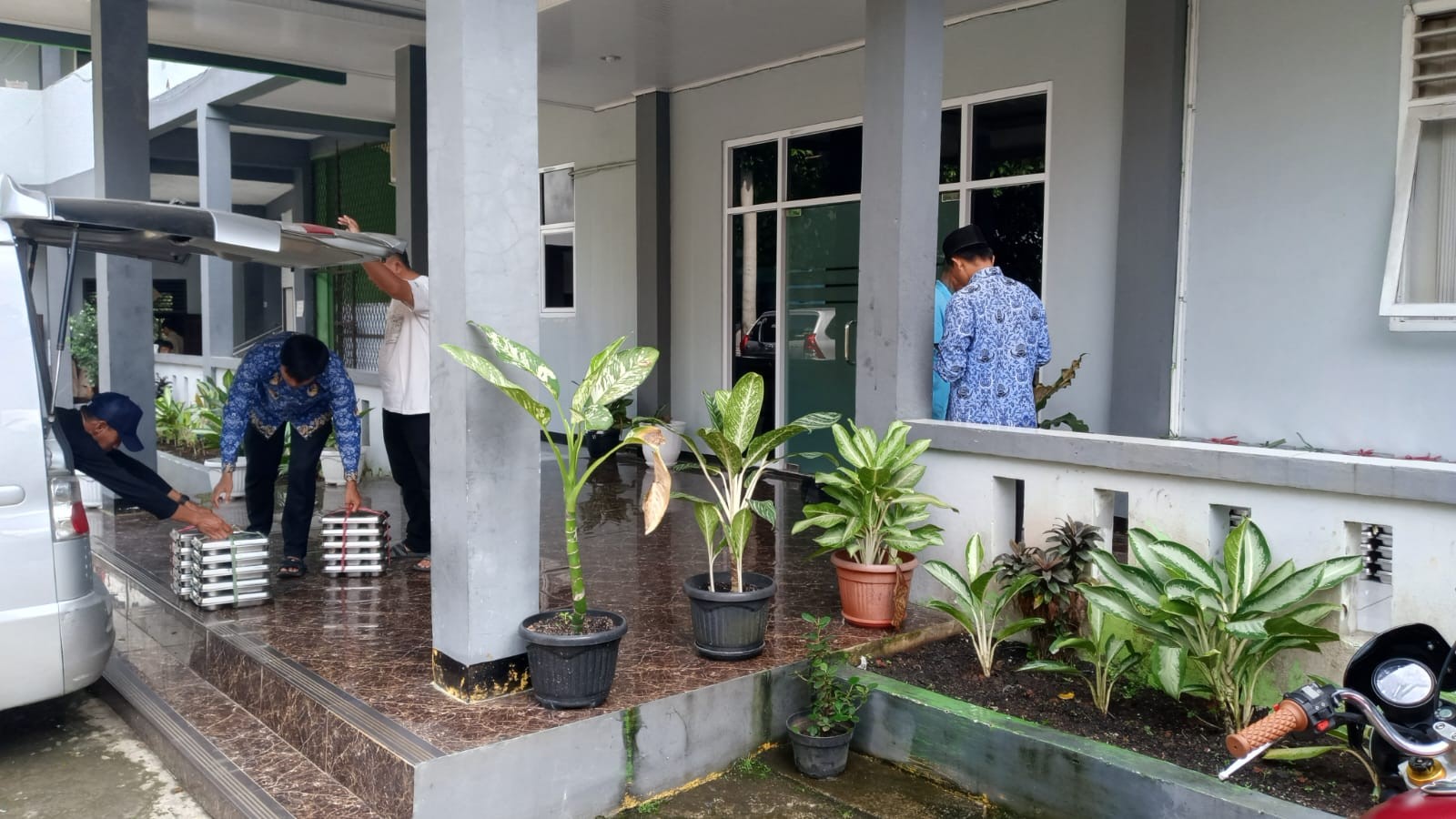 Langkah Sigap Proses Penurunan Boks Makanan di Madrasah Demi Kesehatan Siswa