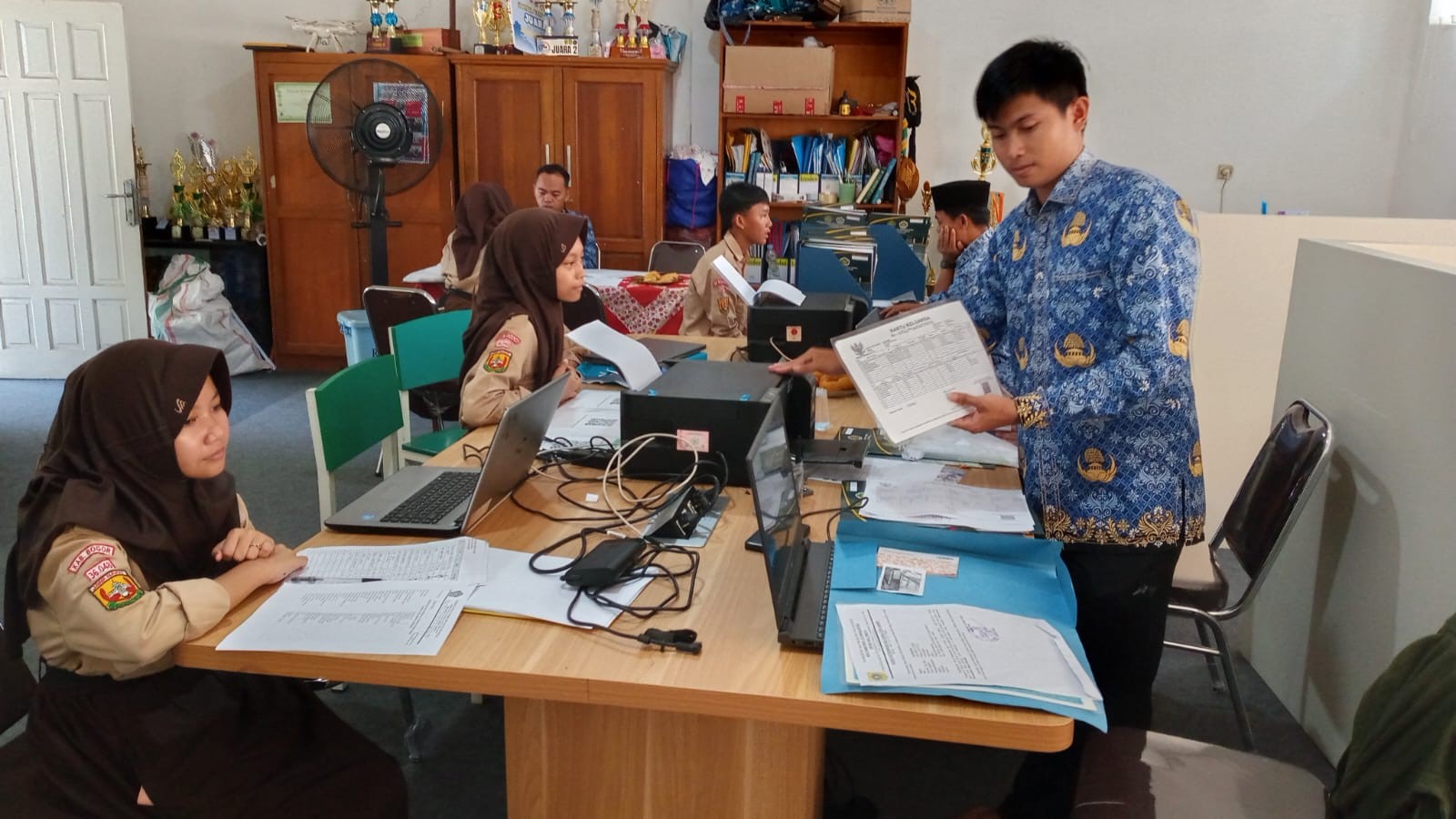 Pastikan Keakuratan Data, Panitia PPDB Fasilitasi Proses Verifikasi Berkas Orang Tua Pendaftar