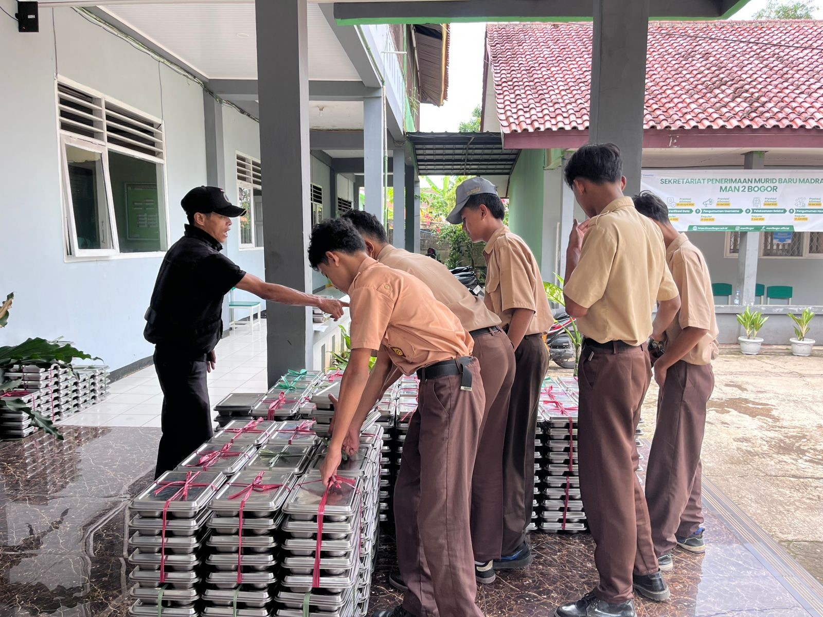 Penyaluran MBG Kamis di MAN 2 Bogor Dukung Kesehatan dan Semangat Belajar Siswa