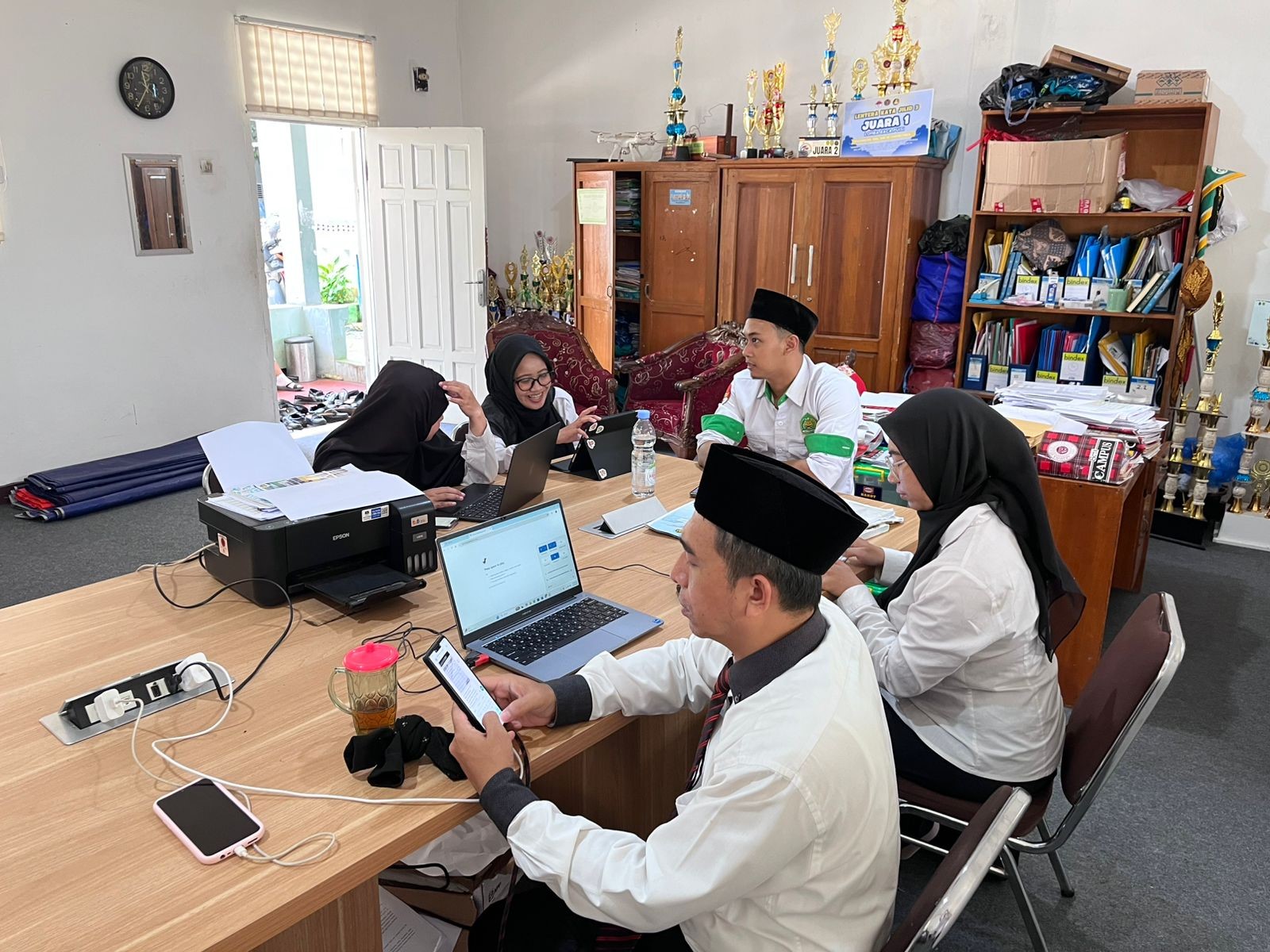 Waka Kurikulum Lakukan Pendampingan Pengisian SKP untuk Guru ASN Baru