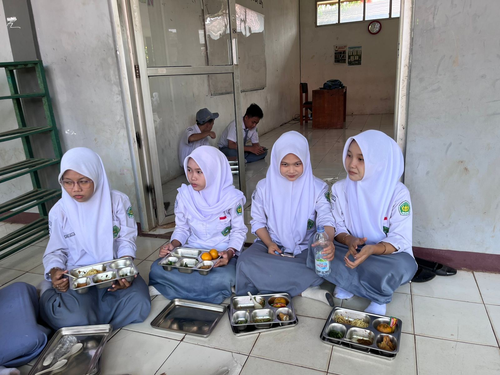 Penyaluran MBG Selasa dengan Menu Mie Ayam dari SPPG Batu Tulus ke MAN 2 Bogor