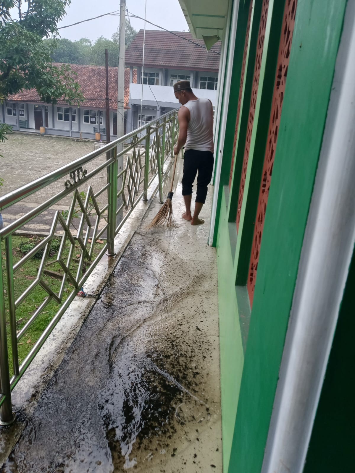 Pegawai Kebersihan Luangkan Waktu Bersihkan Masjid Madrasah di Sore Hari