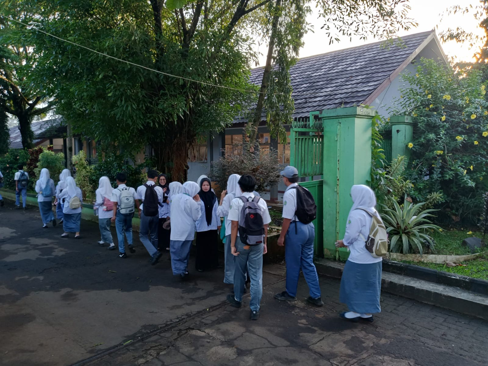 Semangat Pagi Guru Piket MAN 2 Bogor Menyambut Siswa