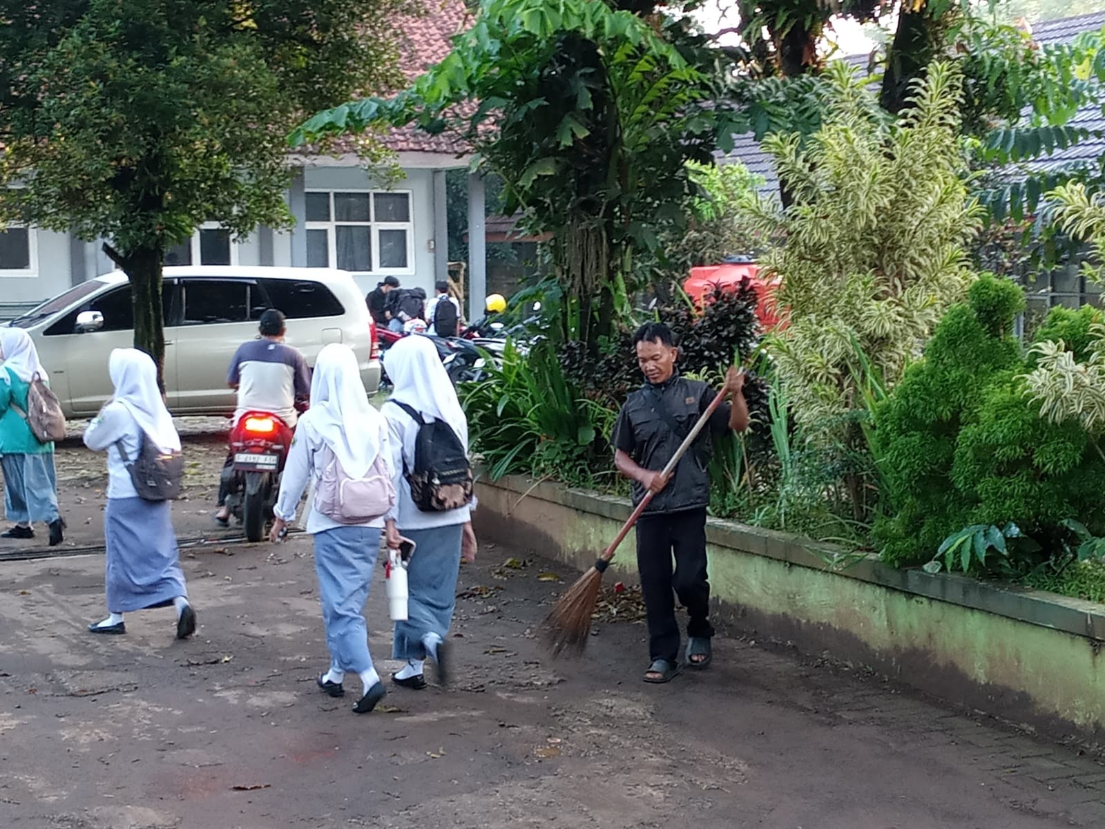 Lingkungan Nyaman Berawal dari Pagi: Jalur Utama Madrasah Selalu Bersih