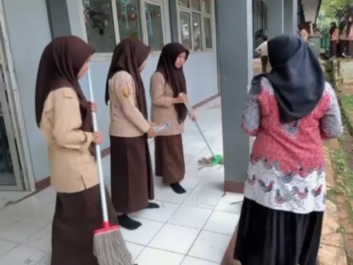 Kamis Bersih, Madrasah Berseri: Siswa MAN 2 Bogor Gelorakan Gerakan KASIH