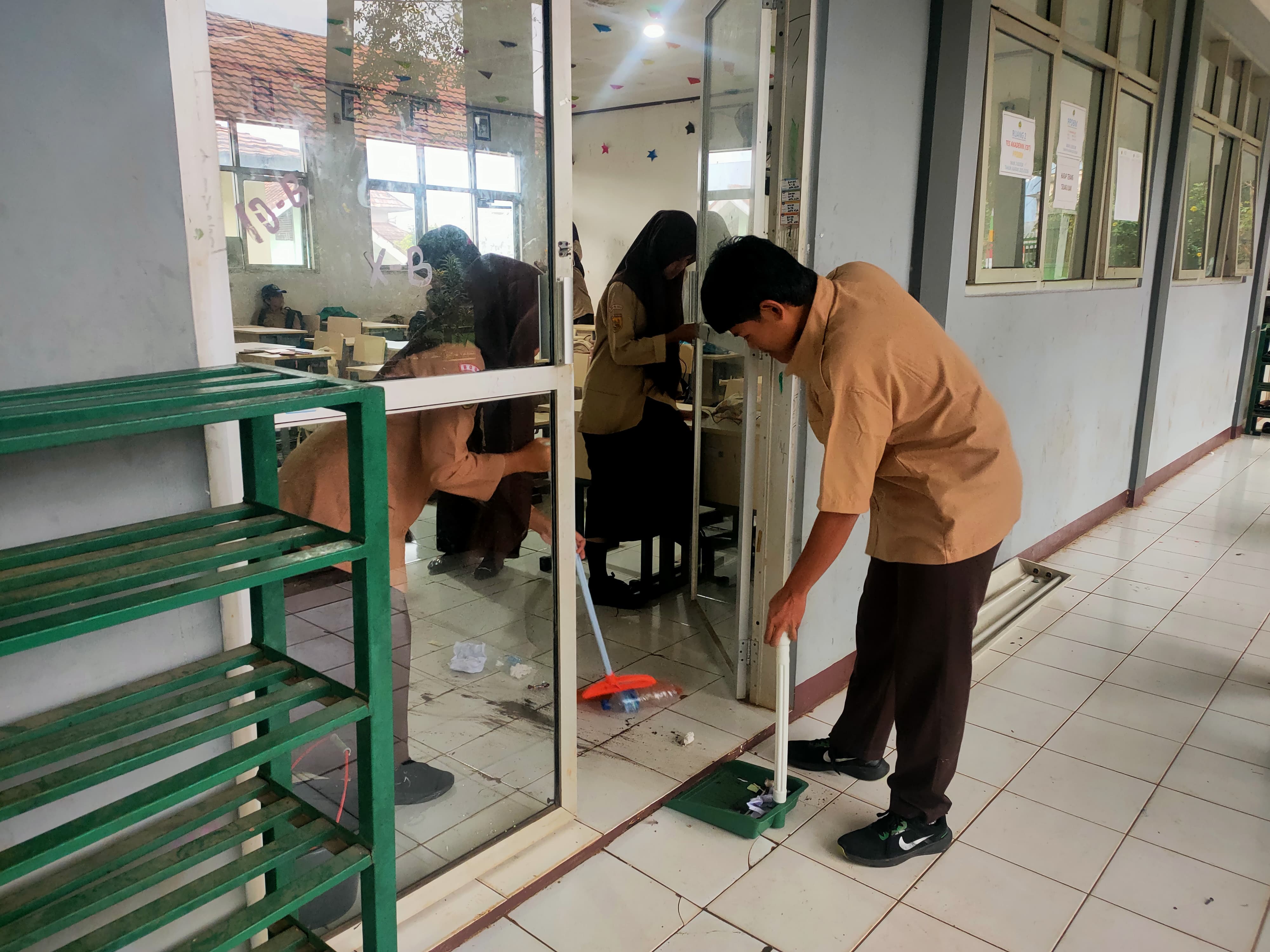 MAN 2 Bogor Tanamkan Nilai Kebersihan dan Tanggung Jawab Lewat Kegiatan Kokurikuler KASIH
