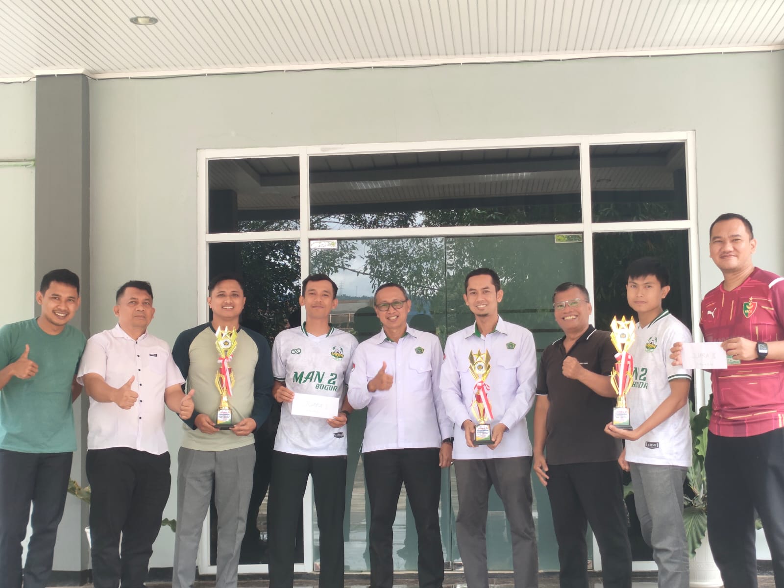 Apresiasi Prestasi dan Kebersamaan, Kepala MAN 2 Bogor Umumkan Hasil Turnamen Badminton Guru dan TU