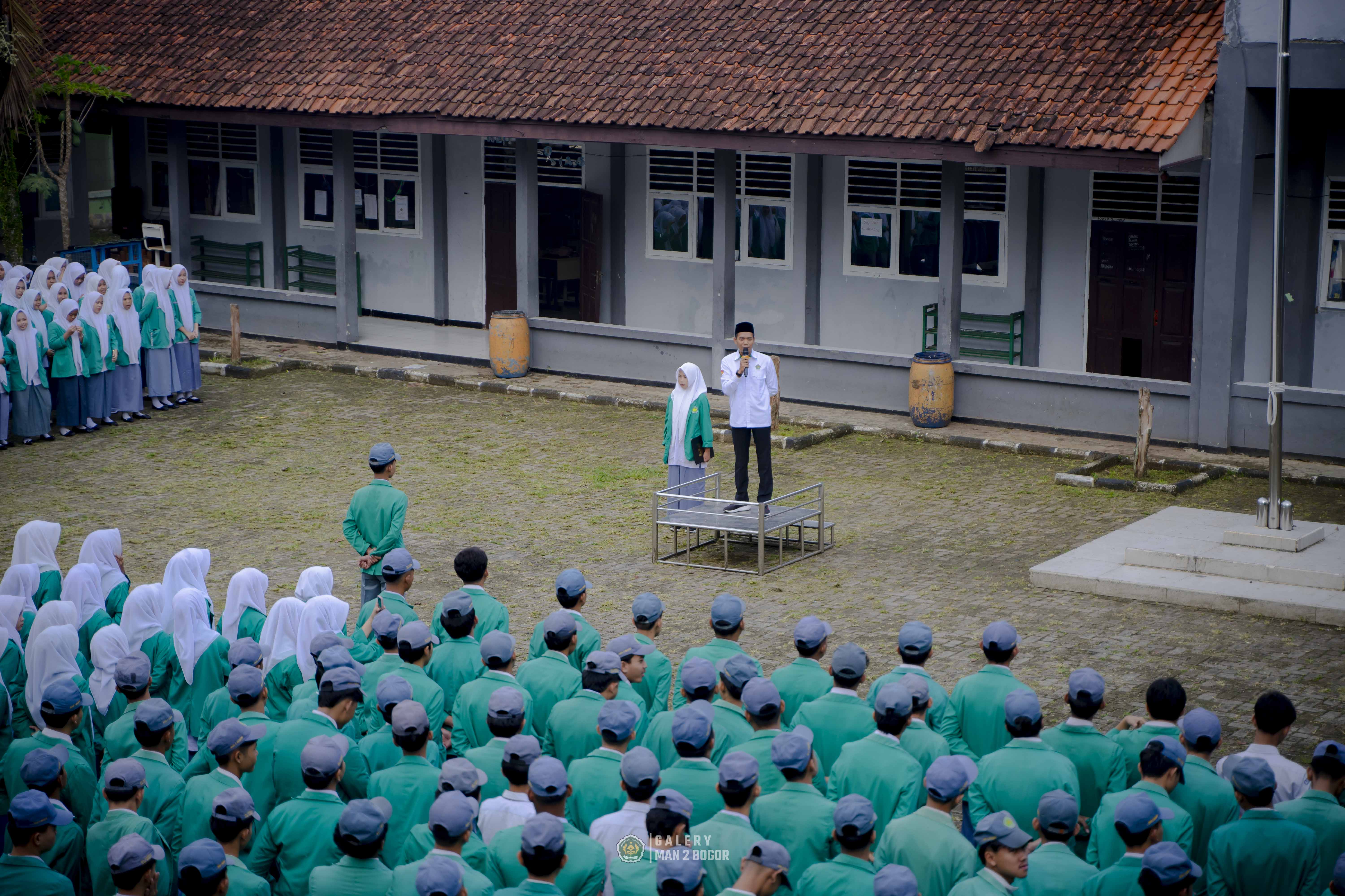 MAN 2 Bogor Laksanakan Upacara Bendera Senin Penuh Haru, Momentum Perpisahan Kepala Tata Usaha