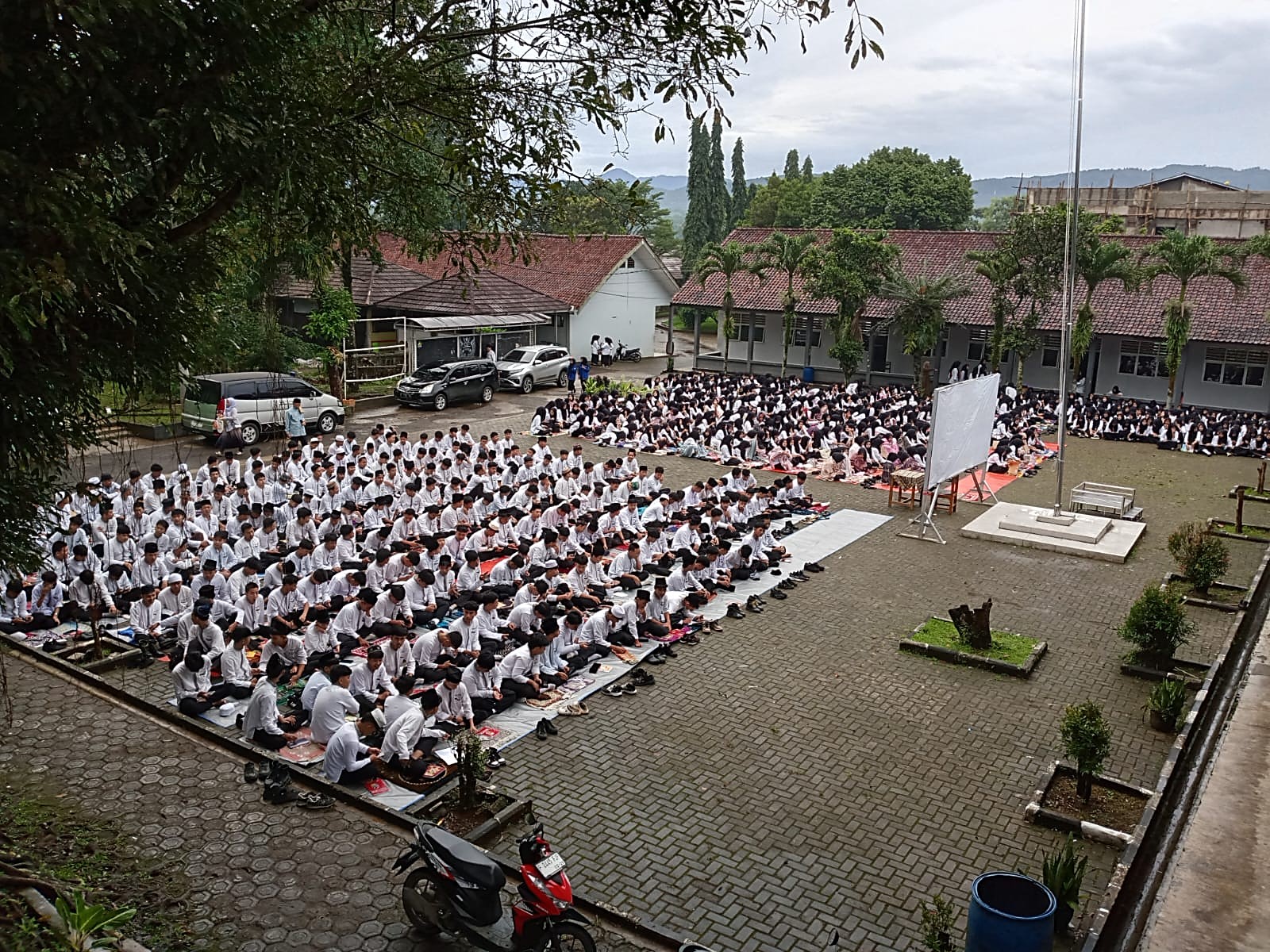 Jum`at Berkah MAN 2 Bogor Gelar Sholat Duha dan Tausiah di Tengah Cuaca Mendung
