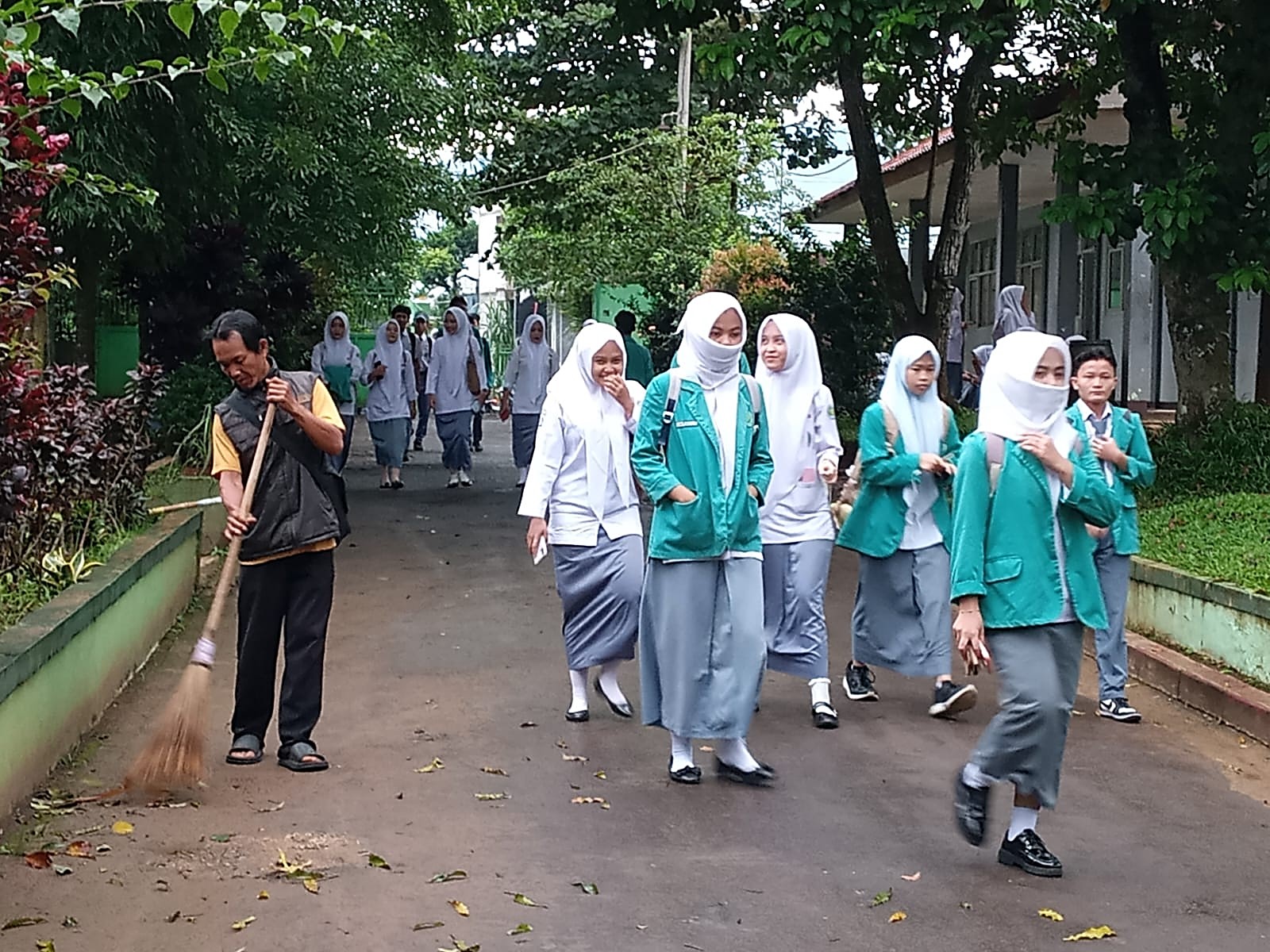 Tim Kebersihan MAN 2 Bogor Menjalankan Tugasnya dengan Penuh Dedikasi